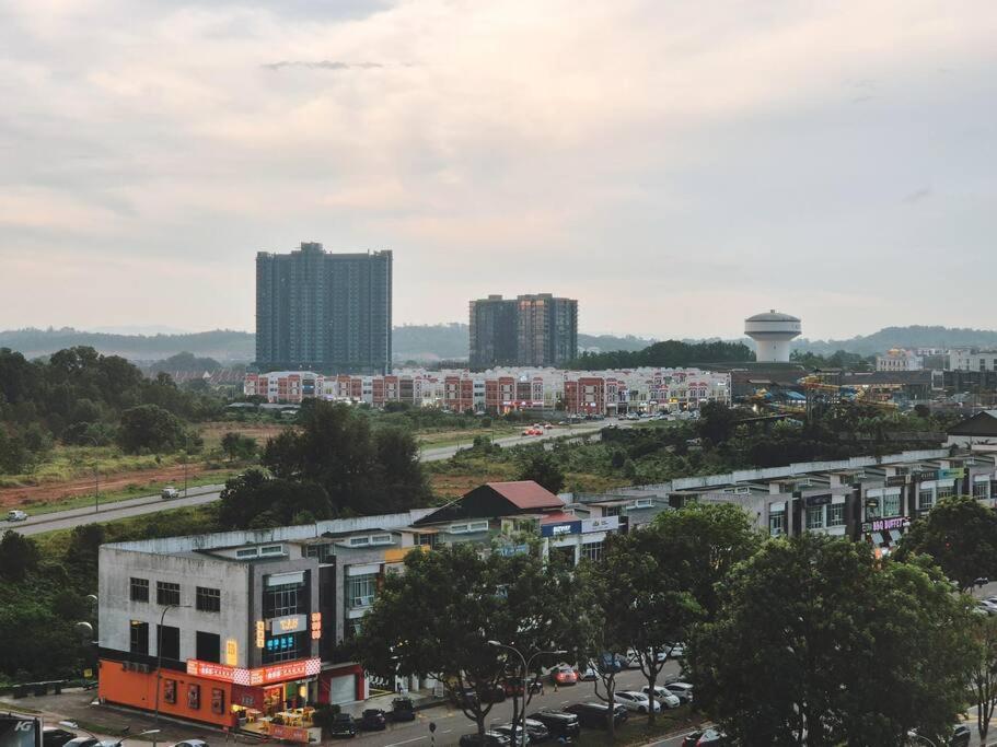 Walking distance to Mount Austin 3 Rooms 6 Pax