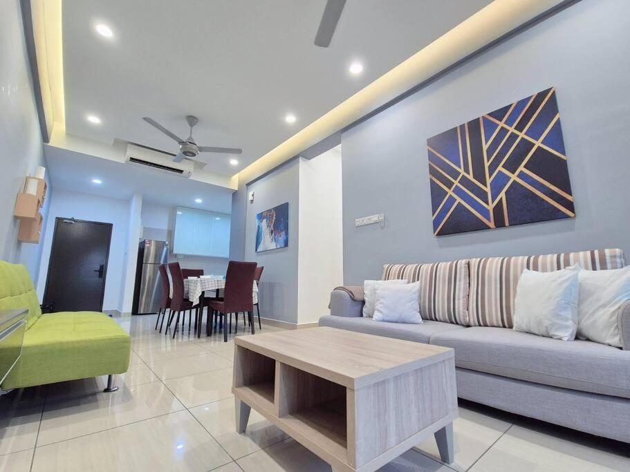 Walking distance to Mount Austin 3 Rooms 6 Pax