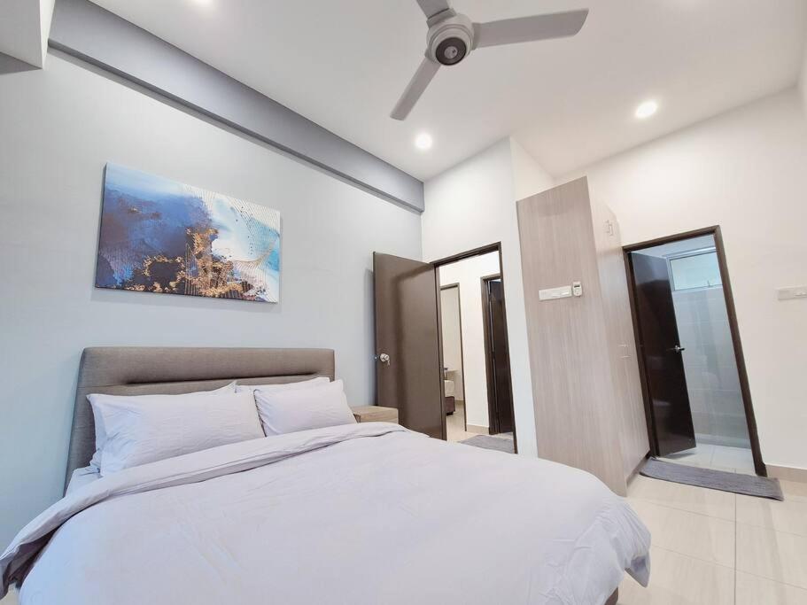 Walking distance to Mount Austin 3 Rooms 6 Pax