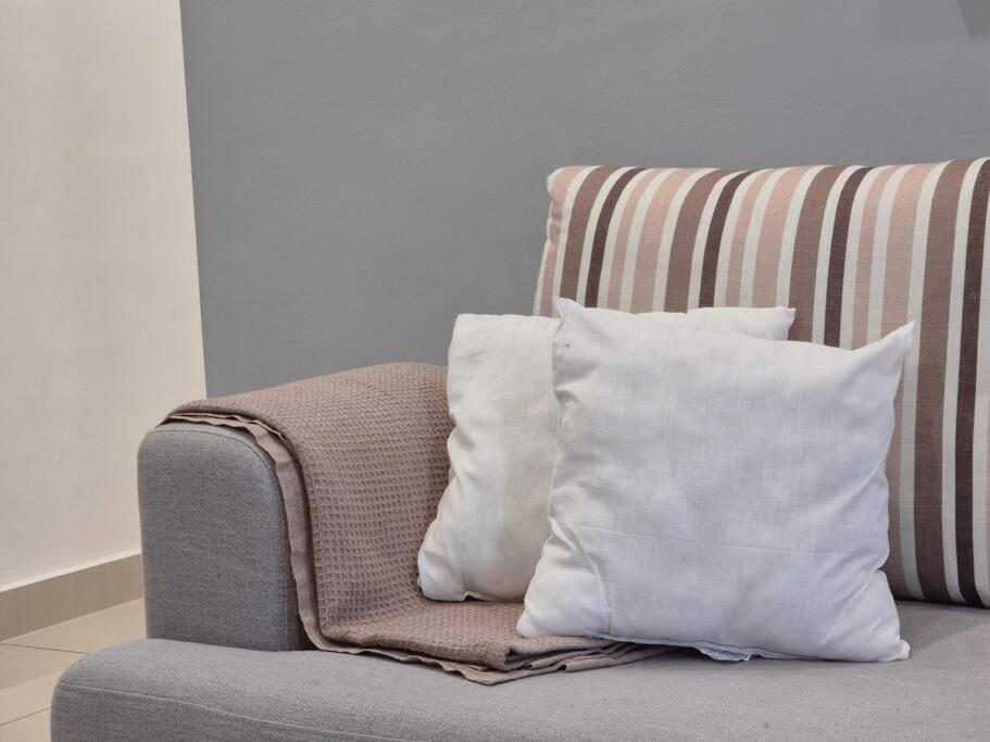 Walking distance to Mount Austin 3 Rooms 6 Pax