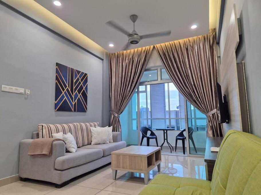 Walking distance to Mount Austin 3 Rooms 6 Pax