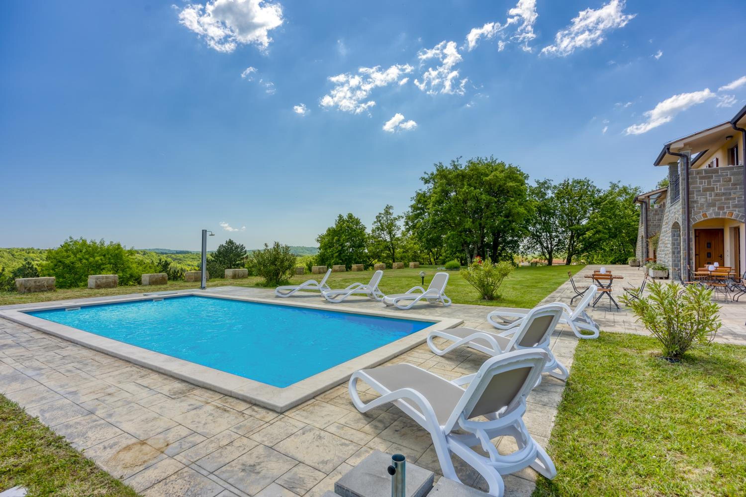 Grad Inn Boutique Villa - Happy Rentals view 5