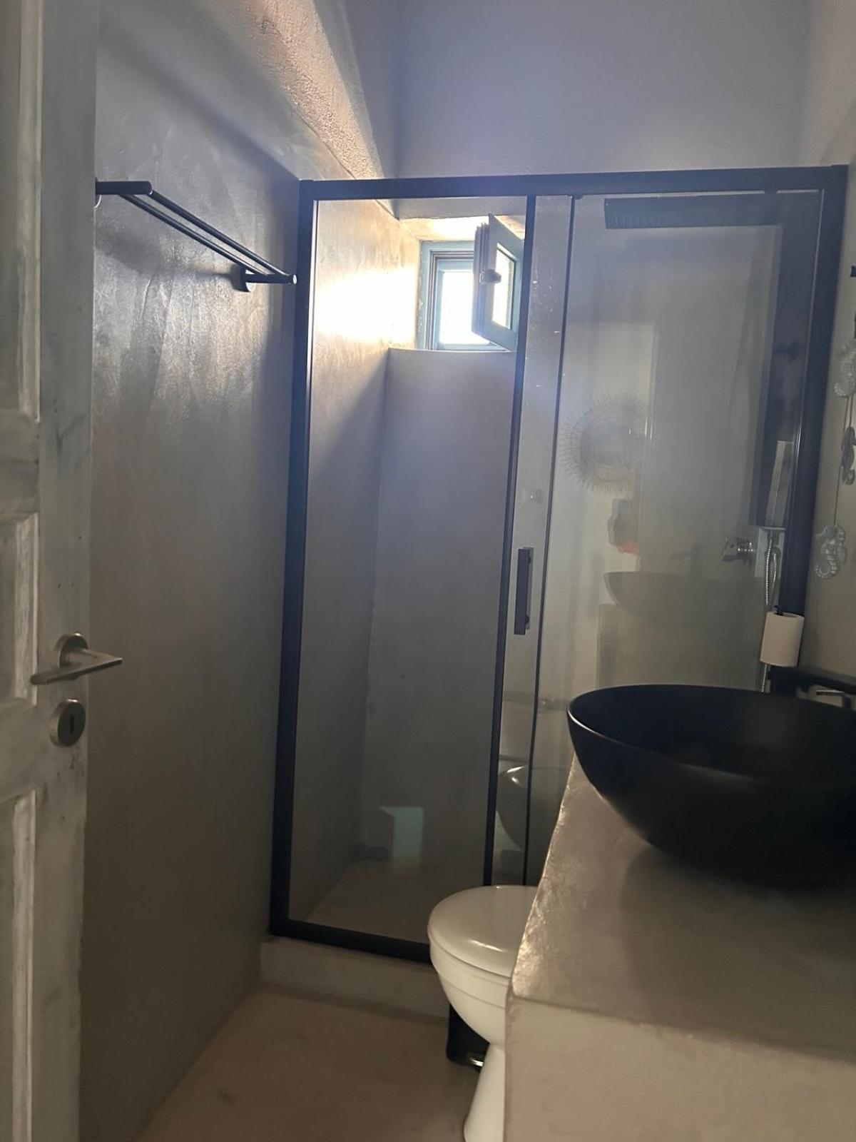 The Olive House en Márpissa — bathroom