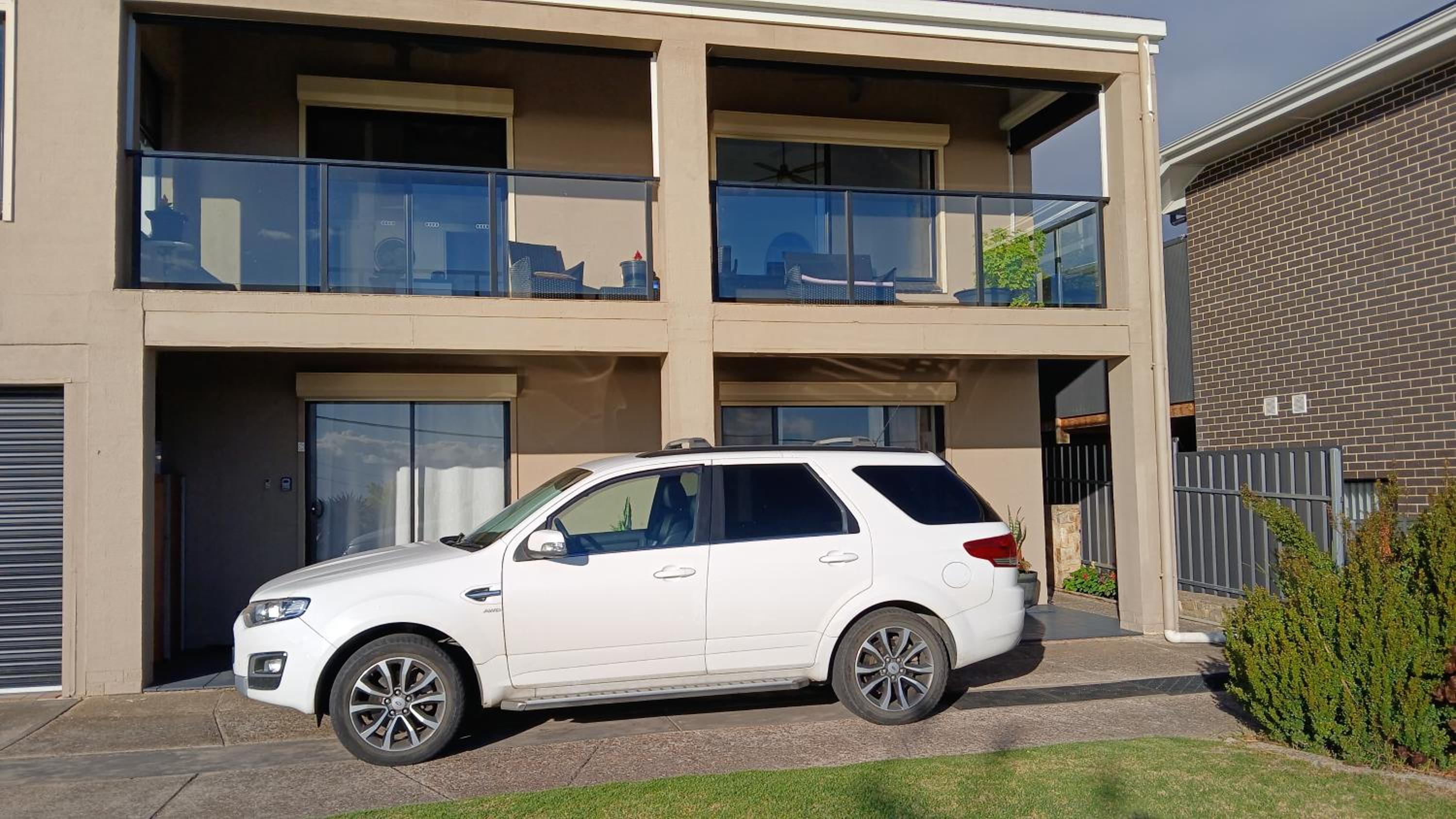Large Apartment with sunsets, sea views, free parking, laundry, wifi and netflix
