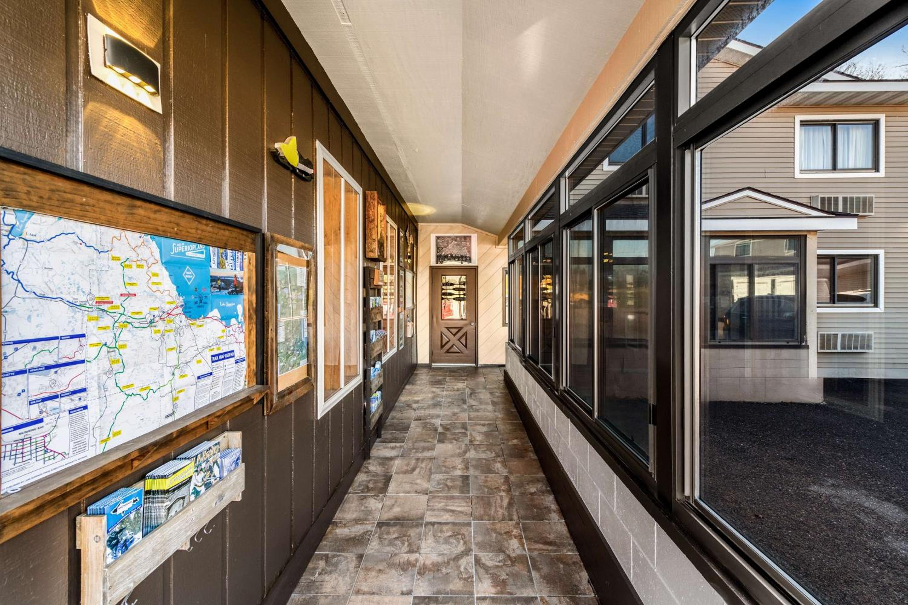 Marquette Vacations - Americas Best Value Inn Marquette - Property Image 2