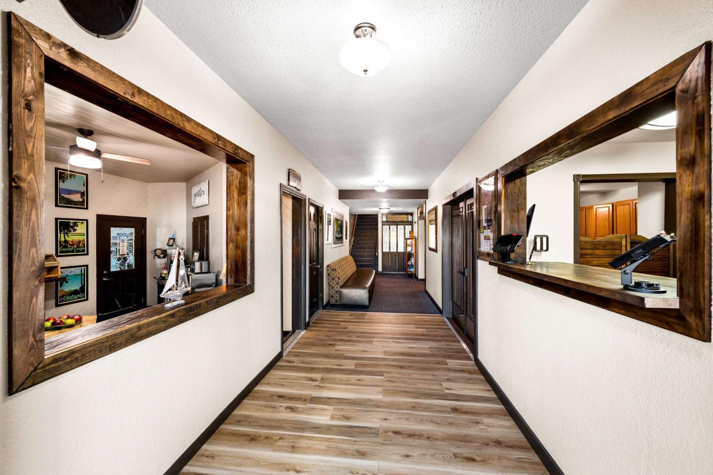 Marquette Vacations - Americas Best Value Inn Marquette - Property Image 27