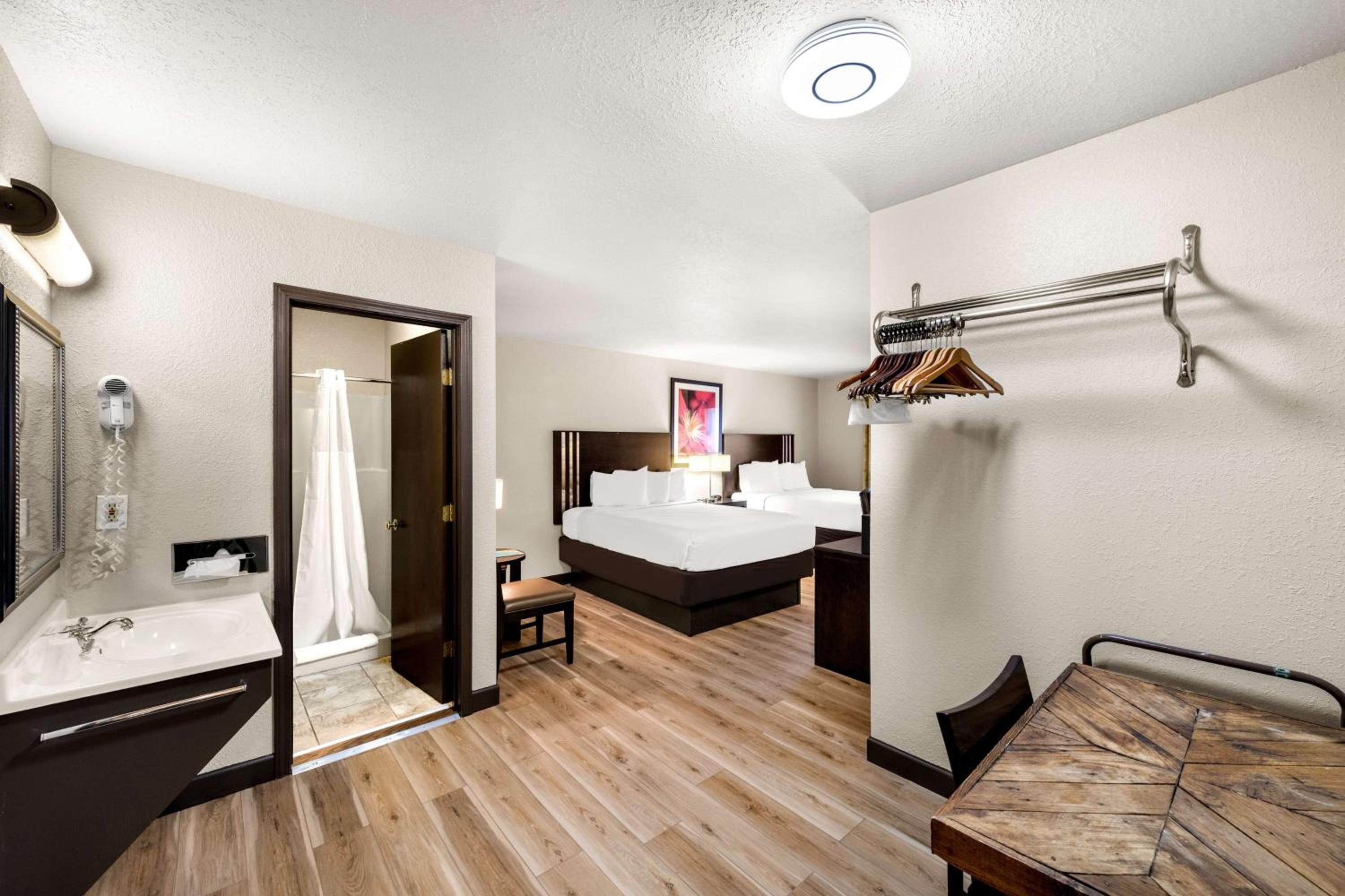 Marquette Vacations - Americas Best Value Inn Marquette - Property Image 39