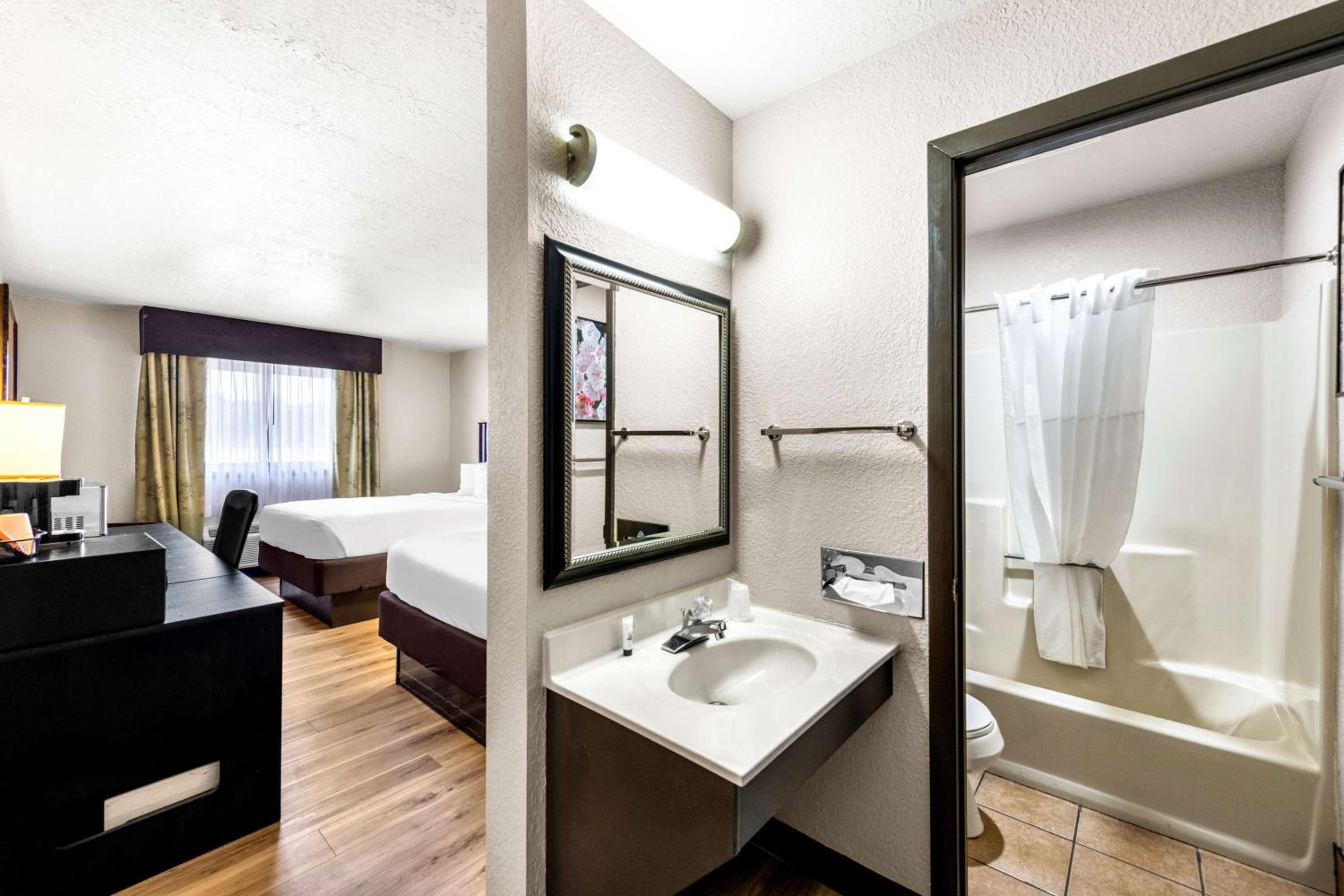 Marquette Vacations - Americas Best Value Inn Marquette - Property Image 41