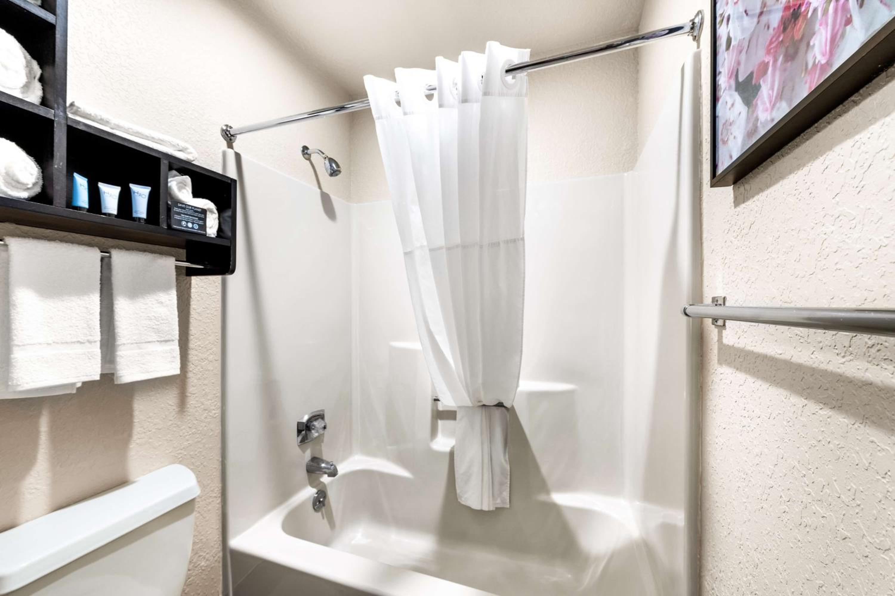Marquette Vacations - Americas Best Value Inn Marquette - Property Image 3