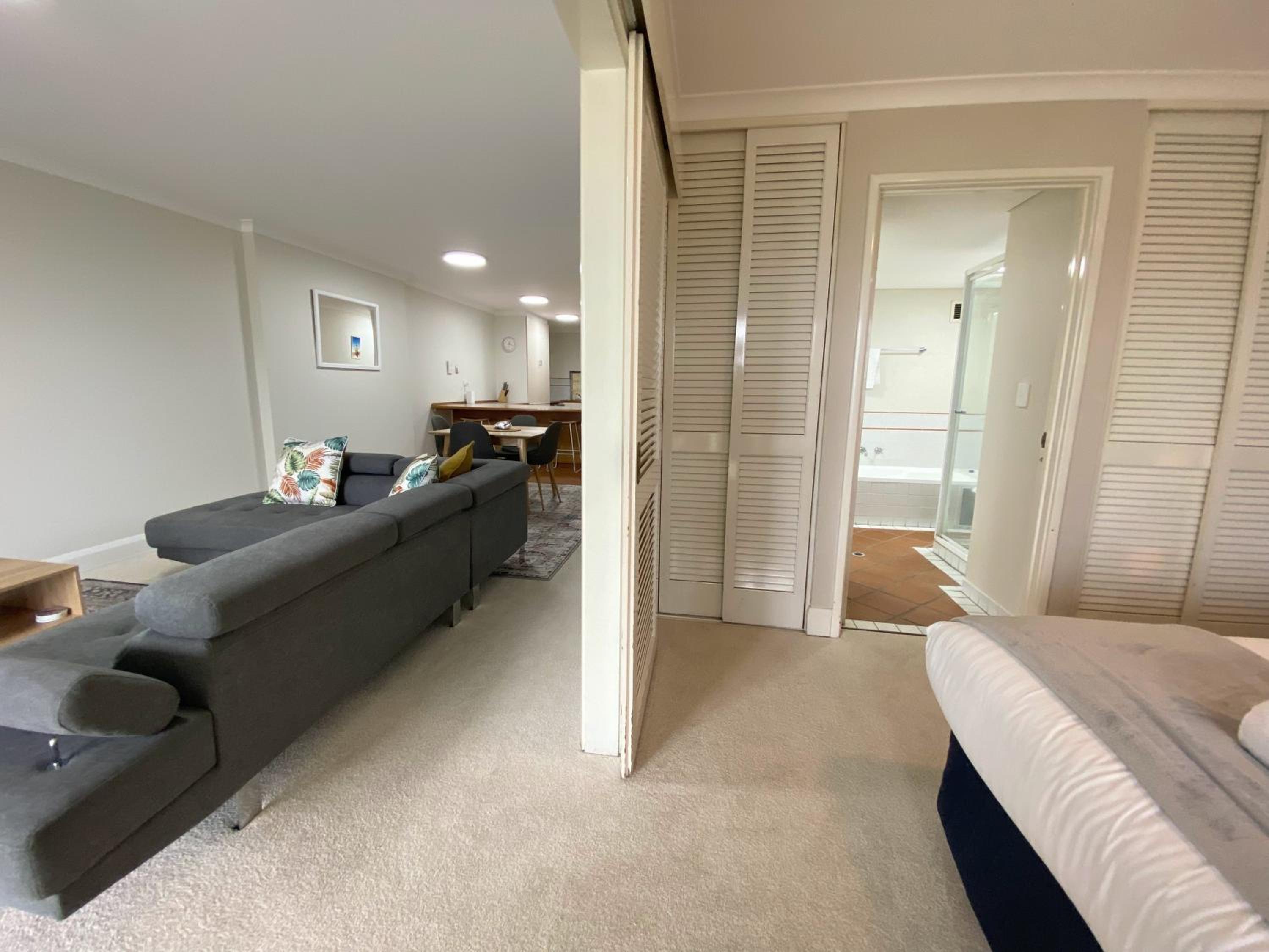 Sunset Shores Scarborough King Bed Beachfront