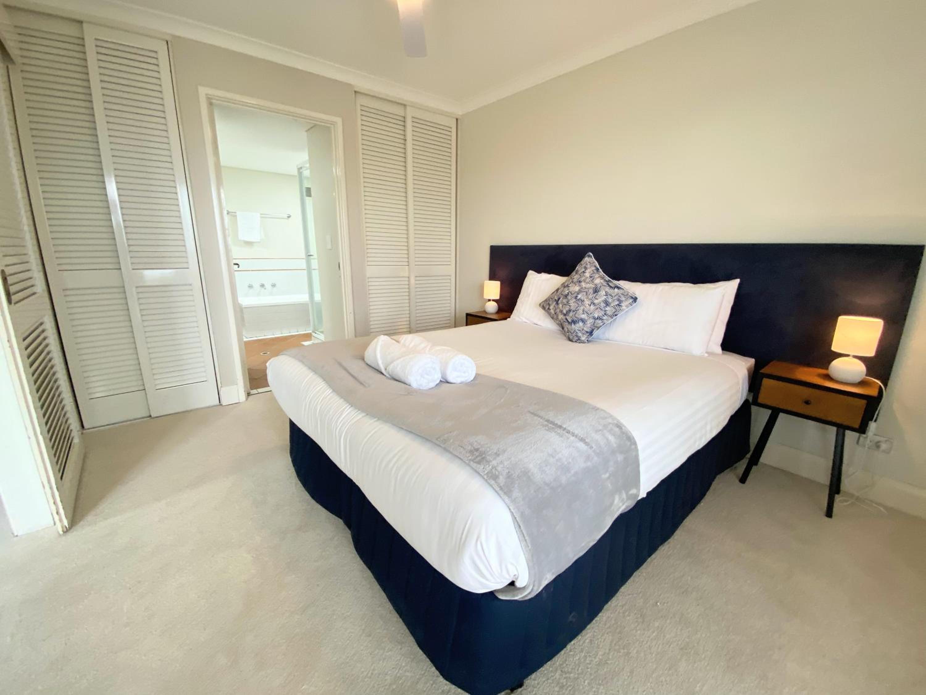 Sunset Shores Scarborough King Bed Beachfront