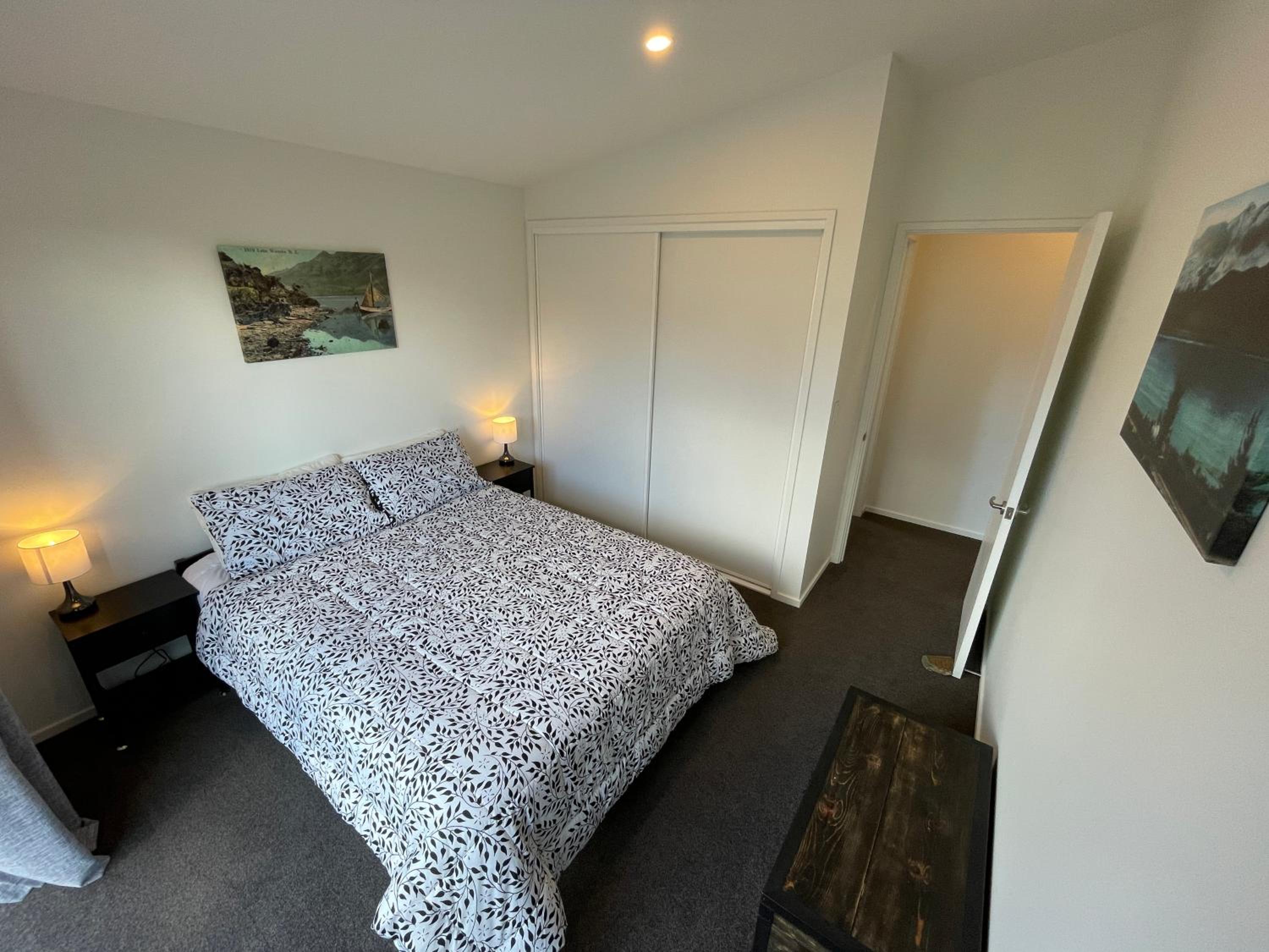Wanaka easy-living with lake views view 2