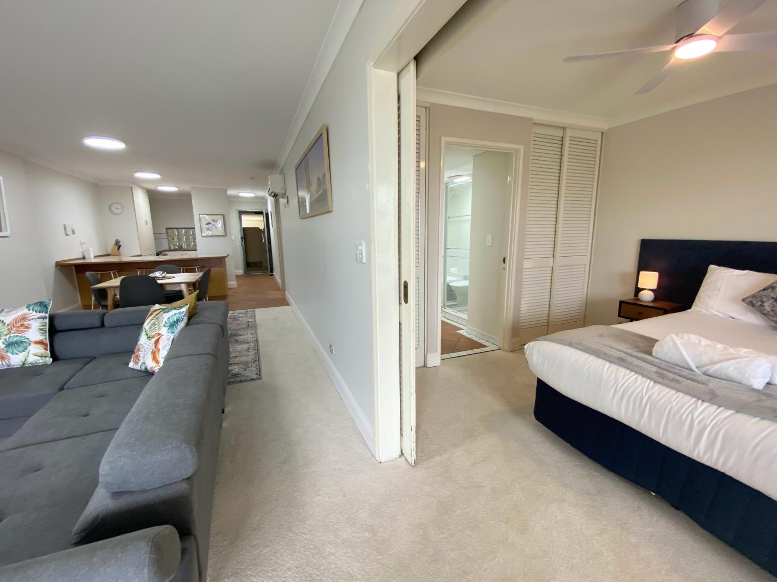 Sunset Shores Scarborough King Bed Beachfront