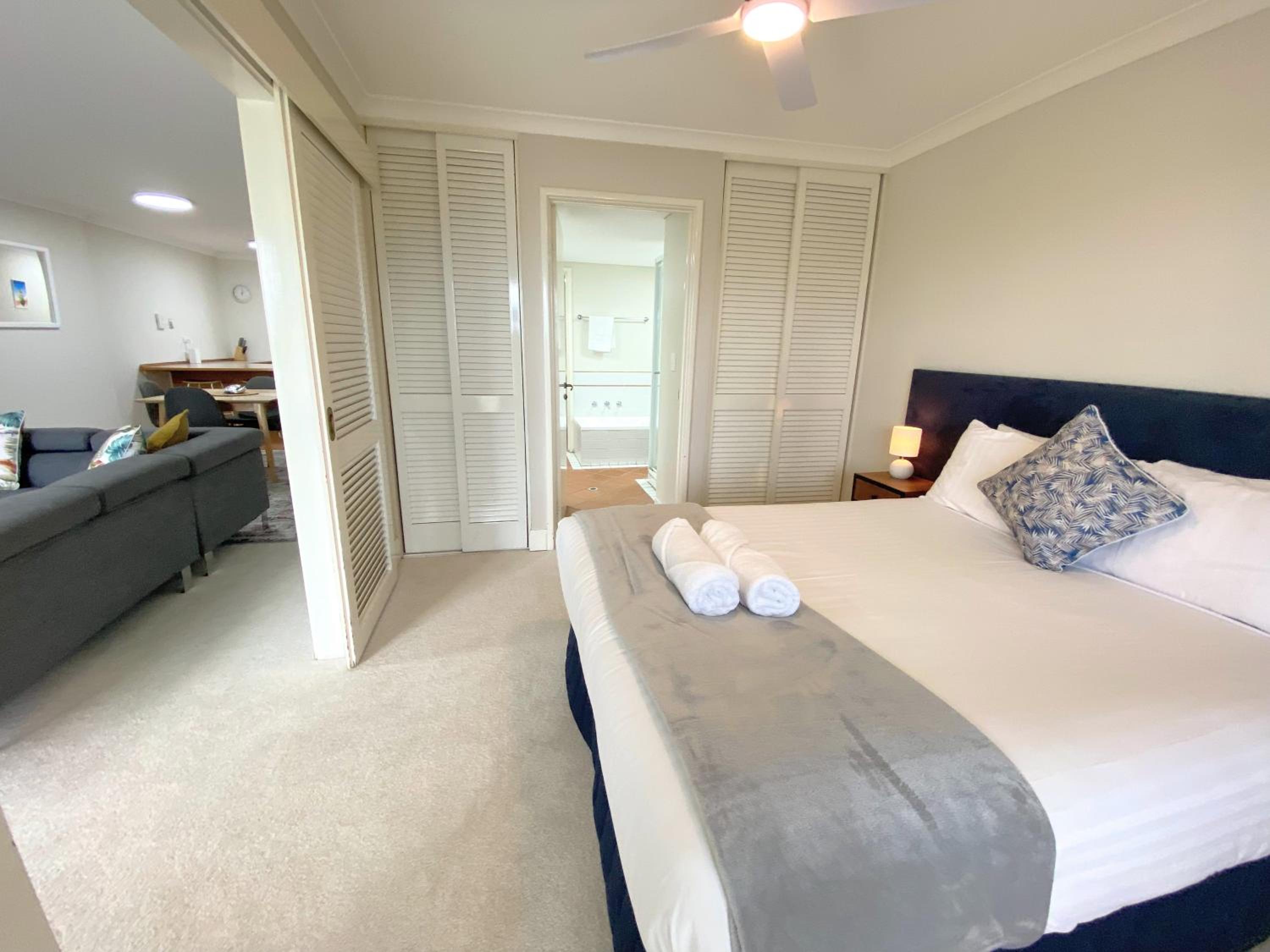 Sunset Shores Scarborough King Bed Beachfront