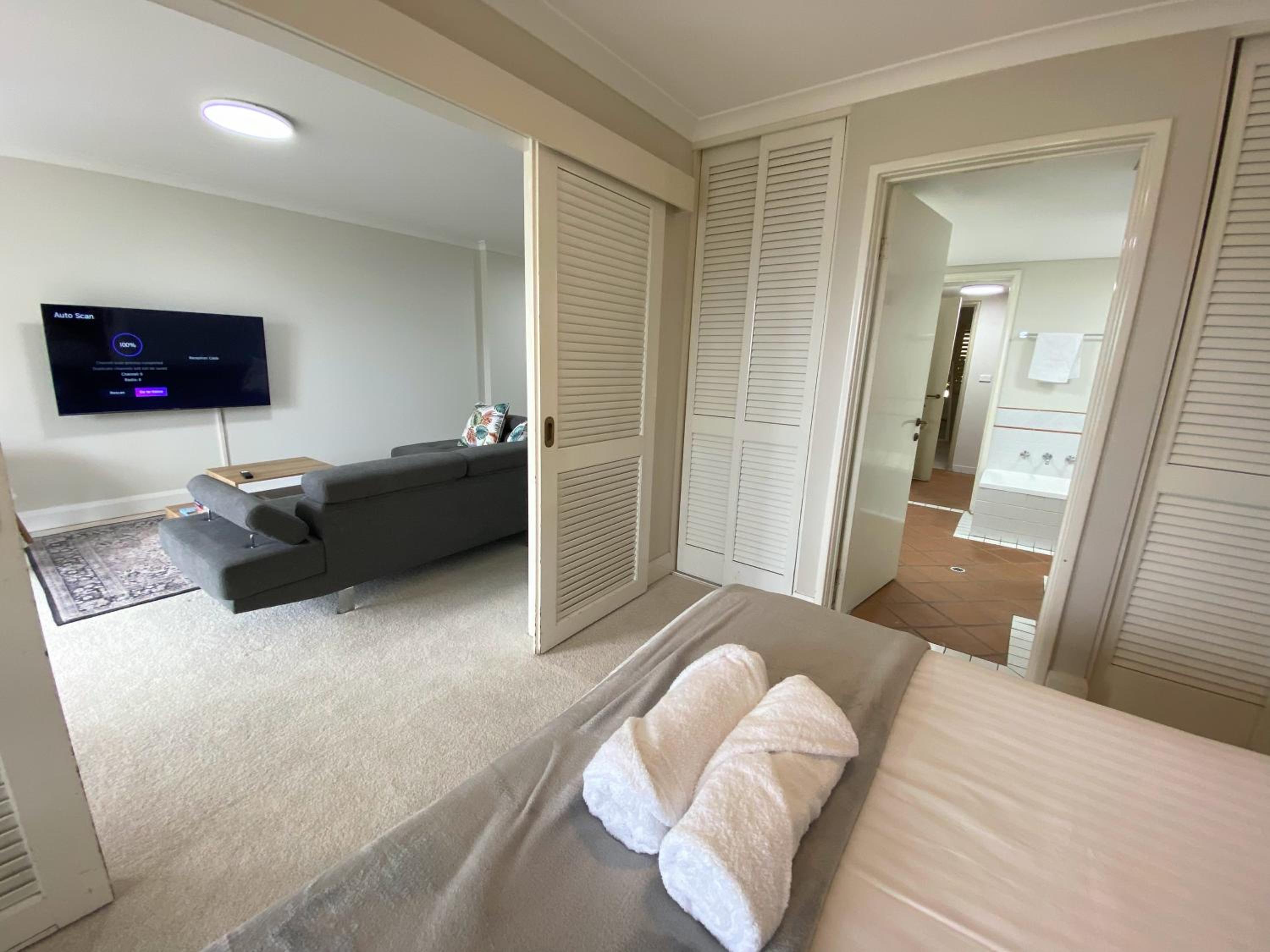 Sunset Shores Scarborough King Bed Beachfront