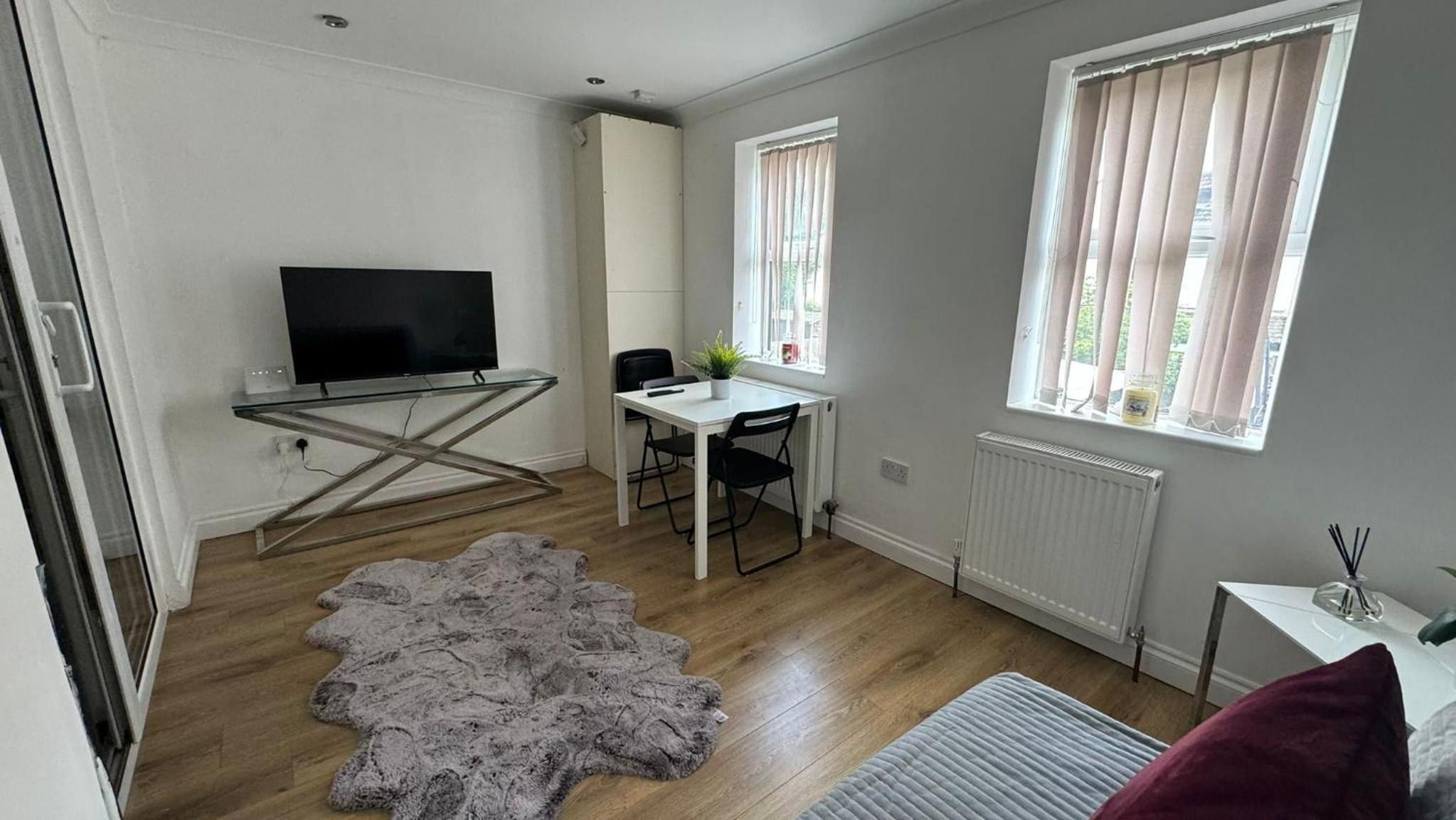 New Croydon Apartment Near Waddon Station!