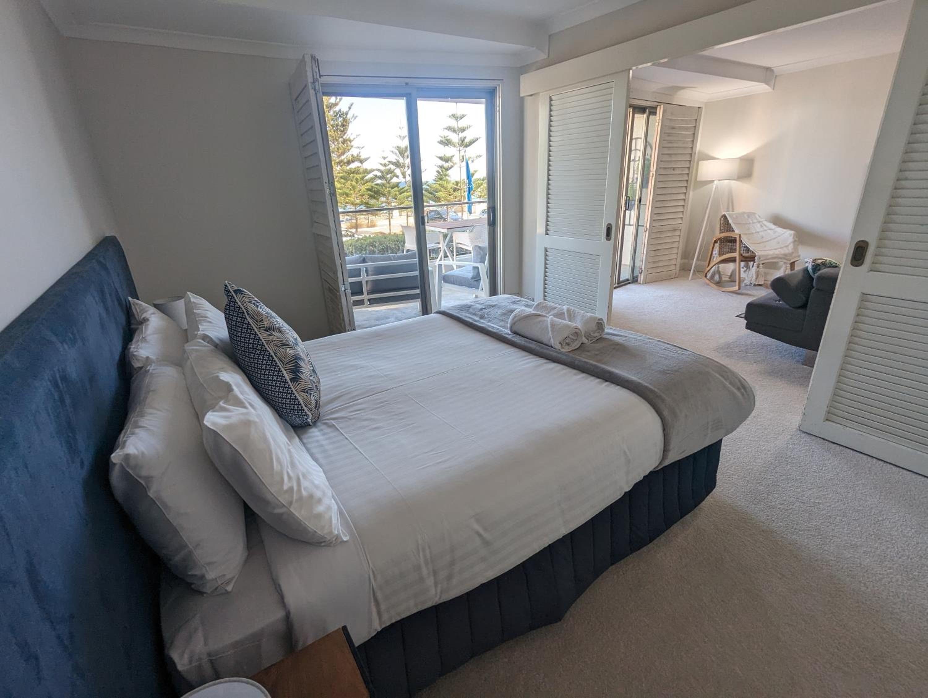 Sunset Shores Scarborough King Bed Beachfront