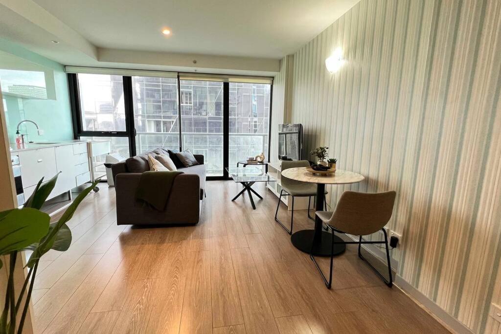 1BR CBD Opposite Southern Cross & Marvel Stadium!