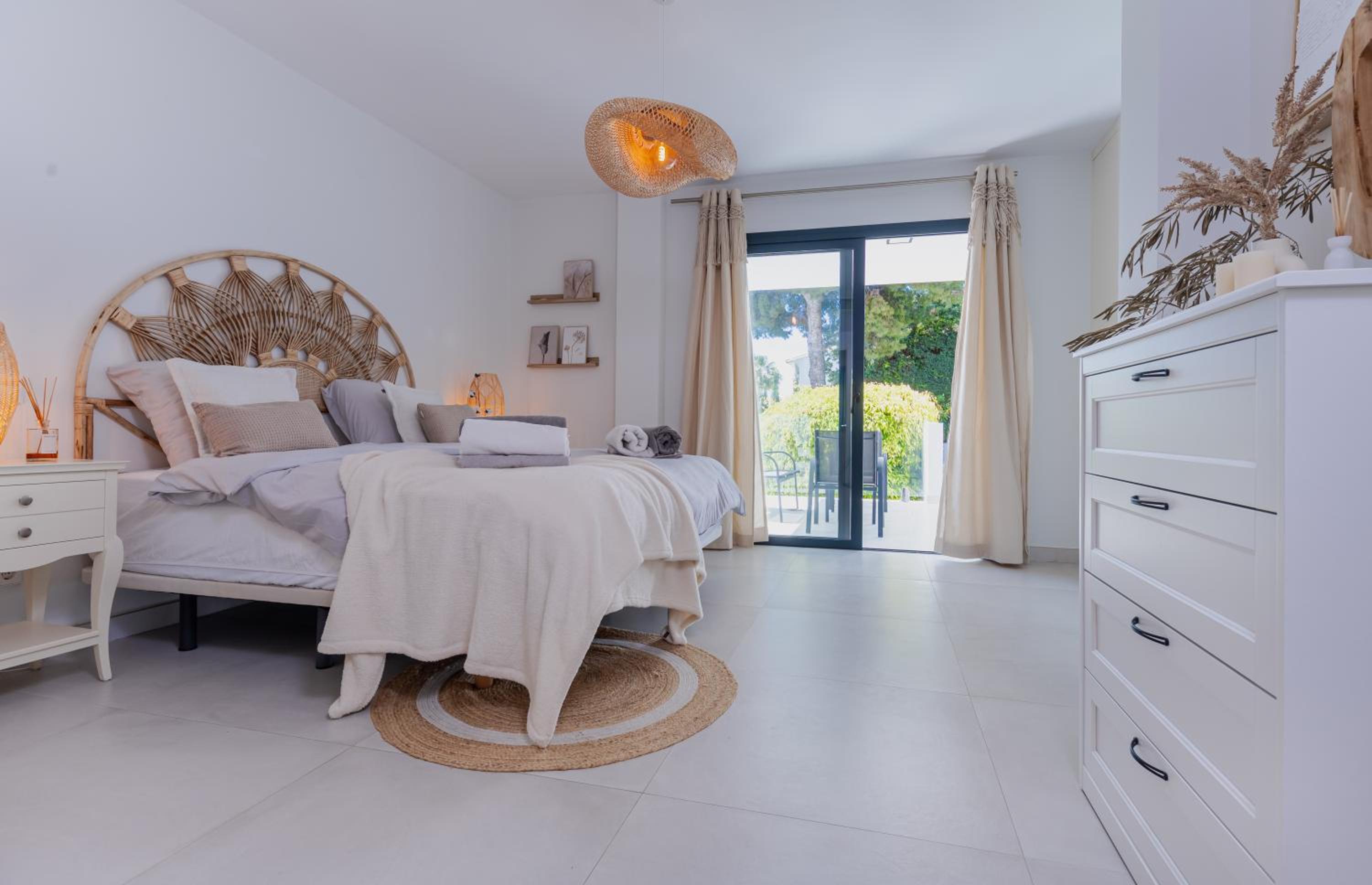 Wonderful Villa Near Beach with Mediterranean Views