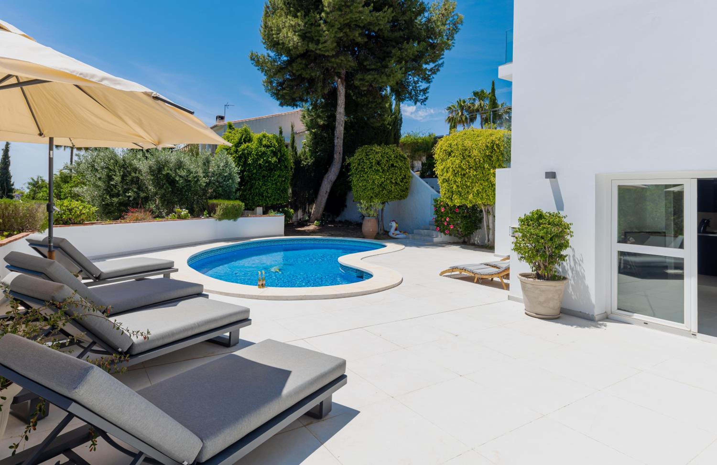 Wonderful Villa Near Beach with Mediterranean Views