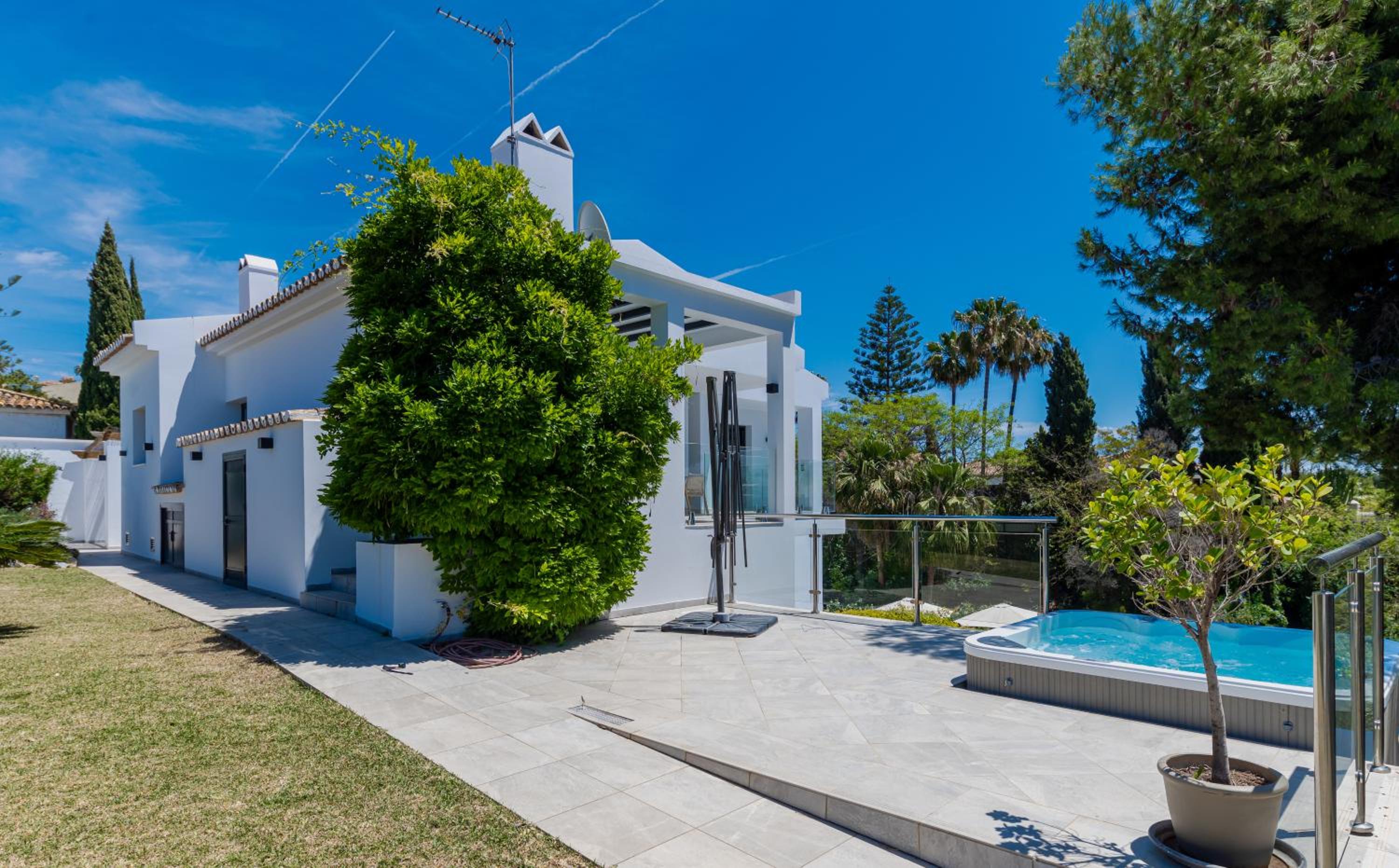 Wonderful Villa Near Beach with Mediterranean Views