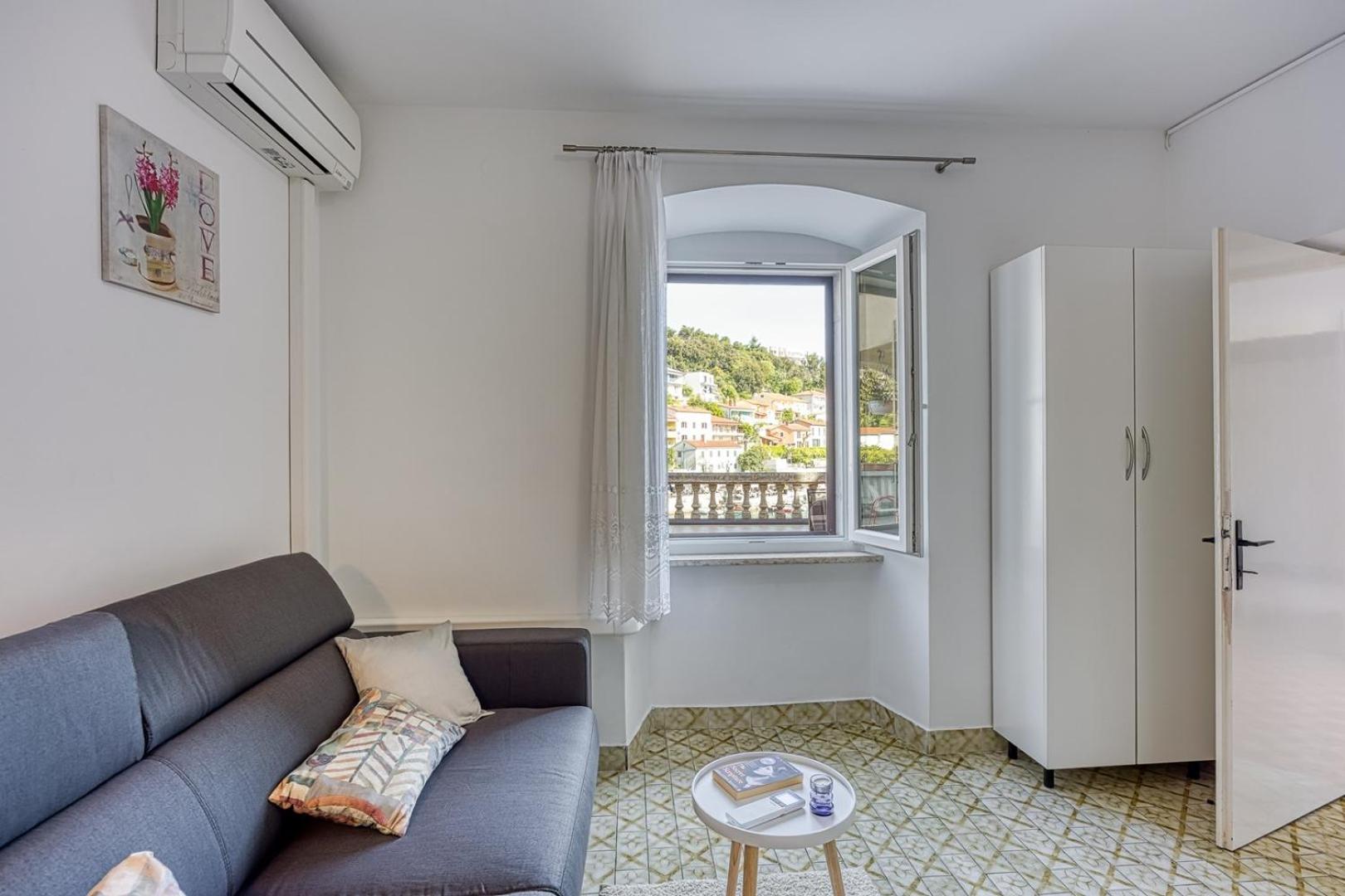 Apartment Riva 1001 view 5