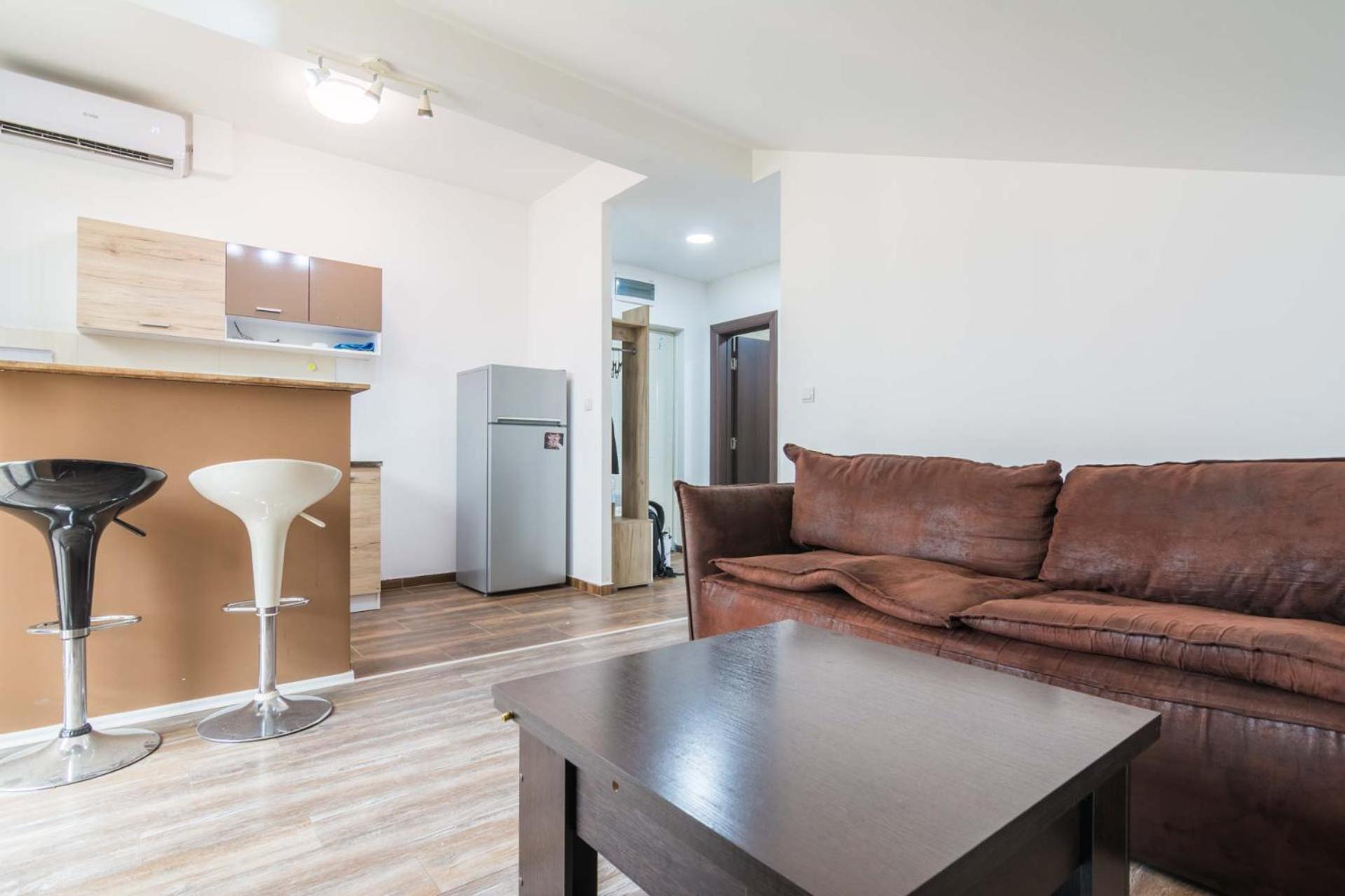 E&M apartment