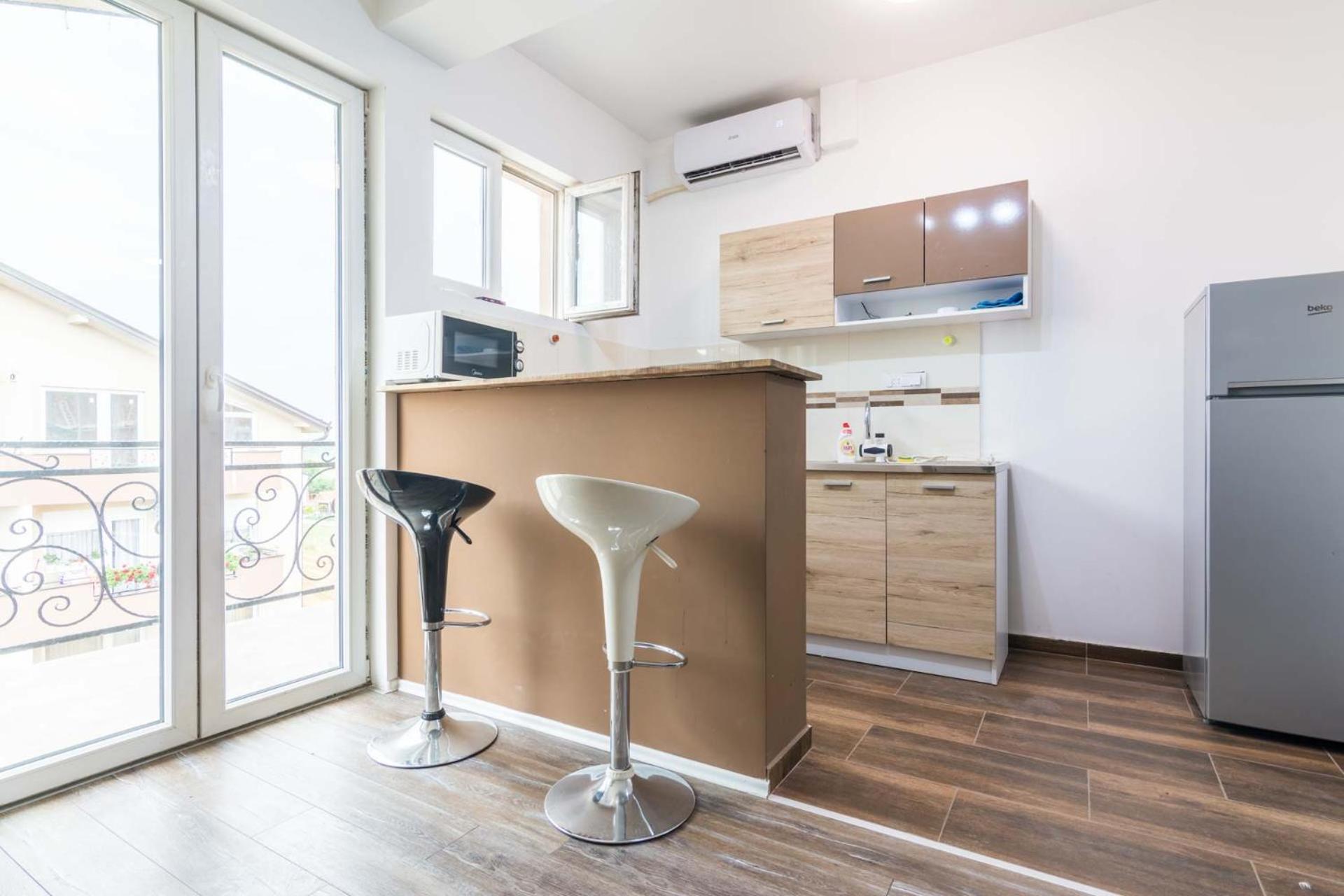 E&M apartment