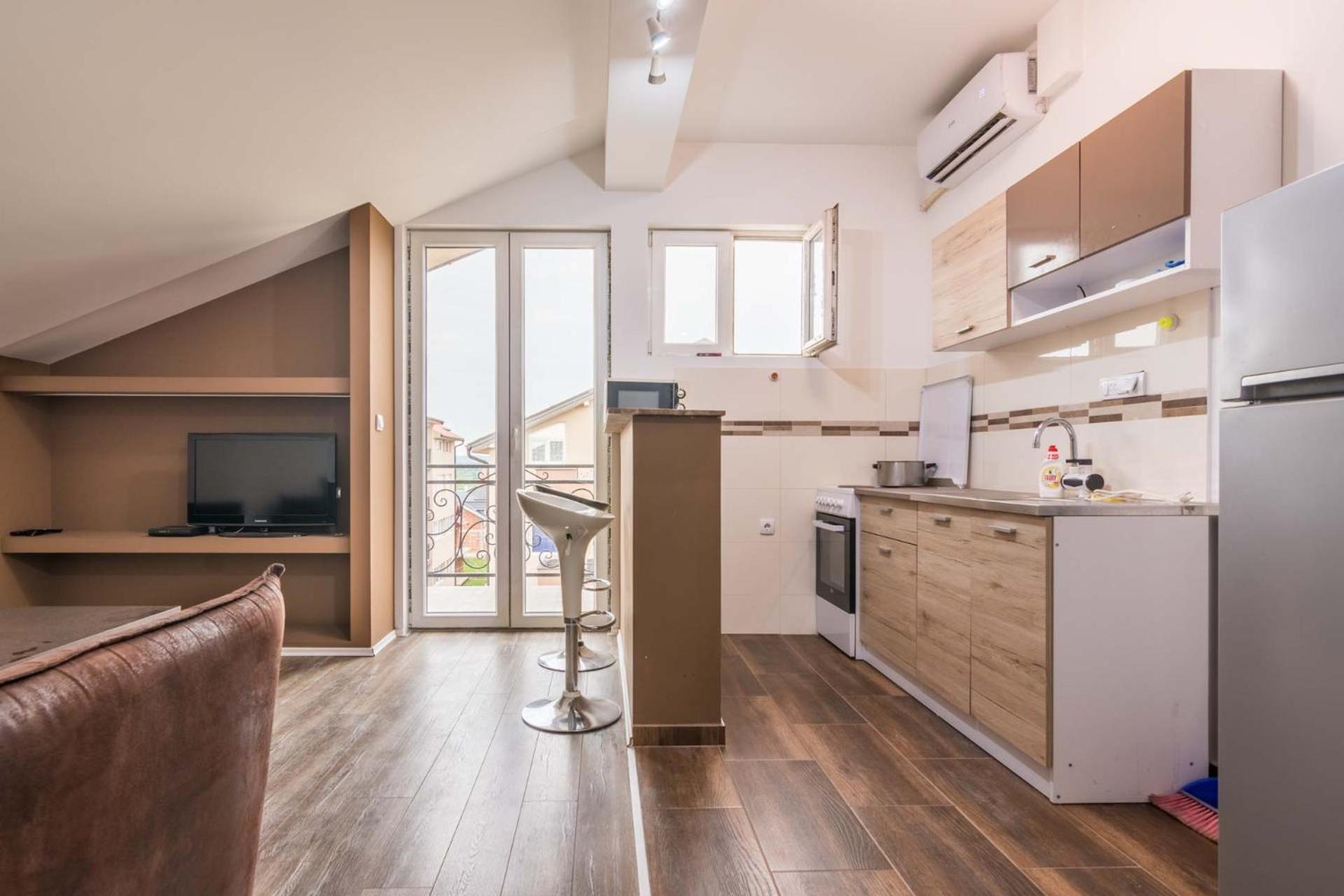E&M apartment