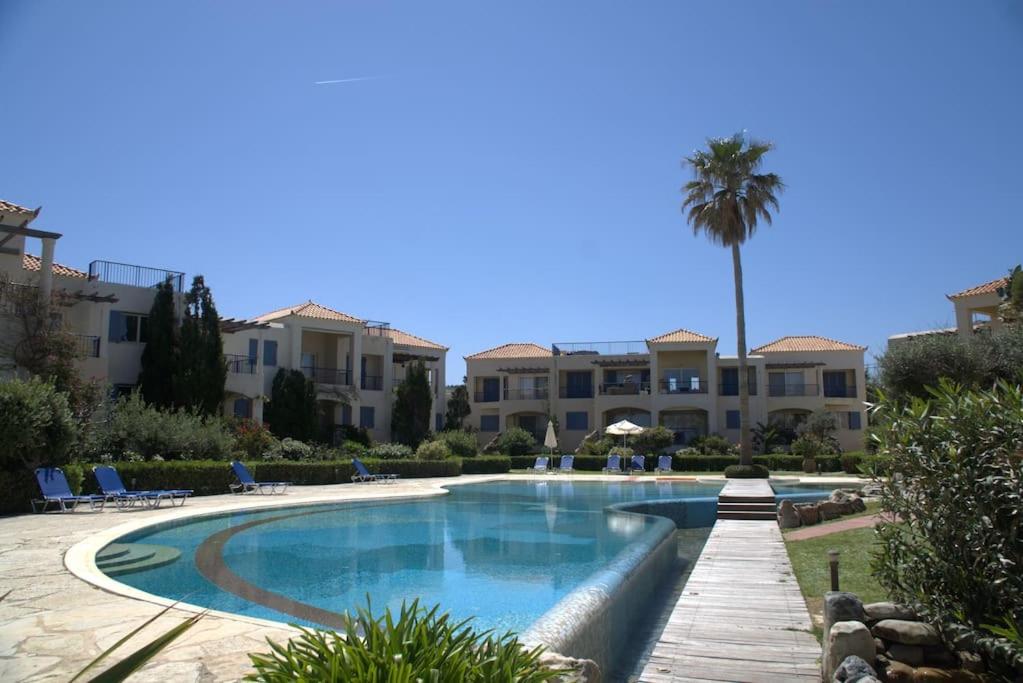 Villa Elias: 3-Bedroom Beachfront Villa with Jacuzzi & Pool view 2