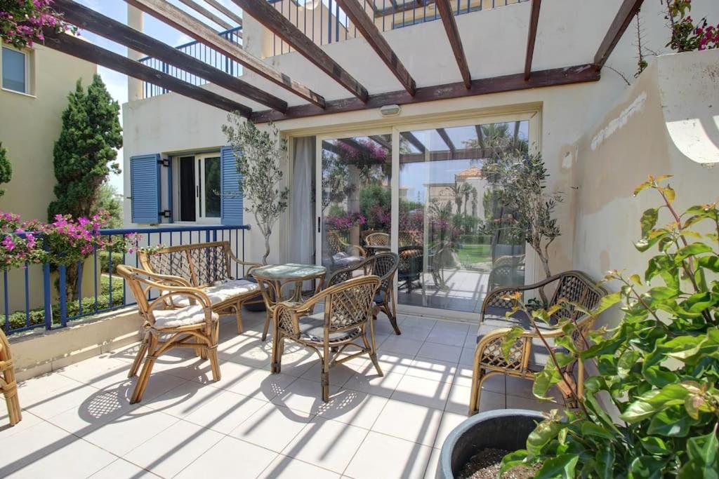 Villa Elias: 3-Bedroom Beachfront Villa with Jacuzzi & Pool view 5