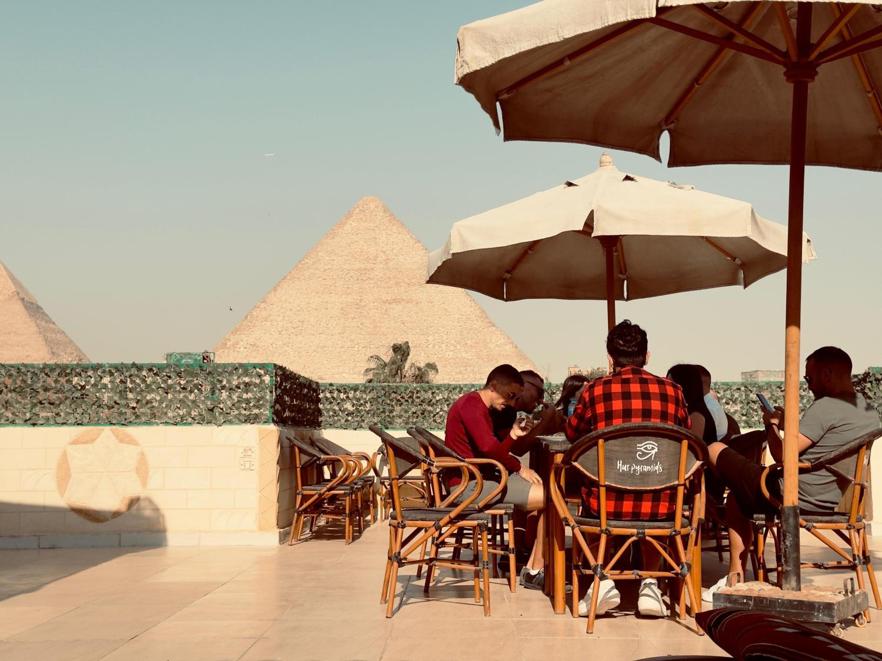 Hur Pyramids land inn