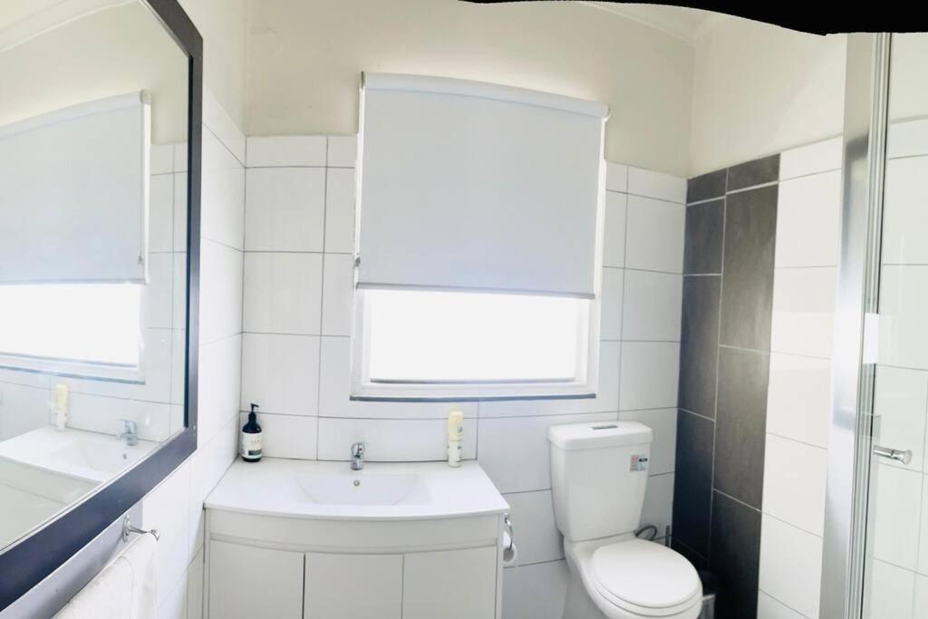 D122 Lovely London Home