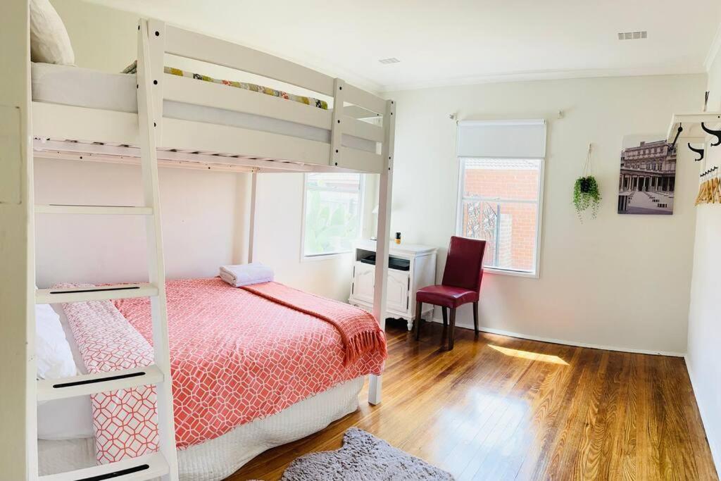 D122 Lovely London Home