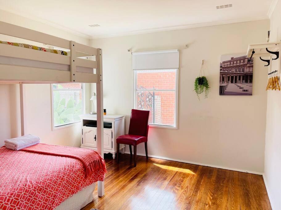 D122 Lovely London Home