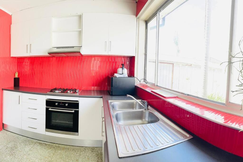 D122 Lovely London Home