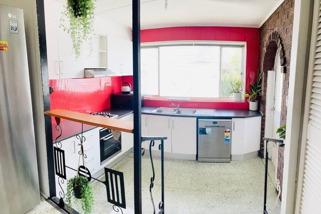D122 Lovely London Home
