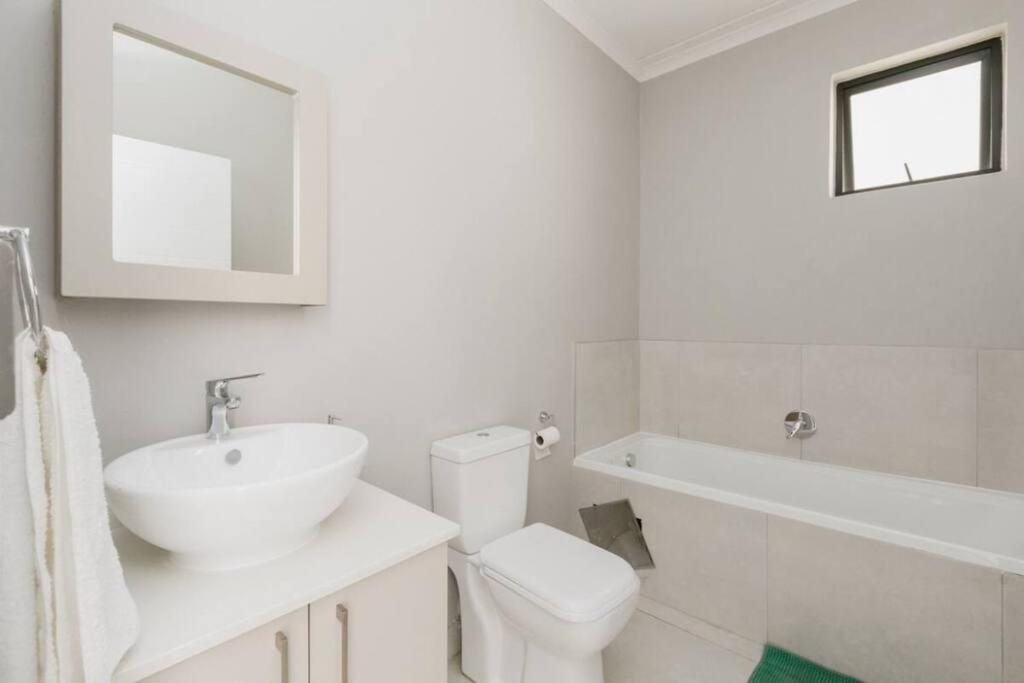 Luthando Luxury Nest - 2bedroom, in Midrand near Mall of Africa view 3
