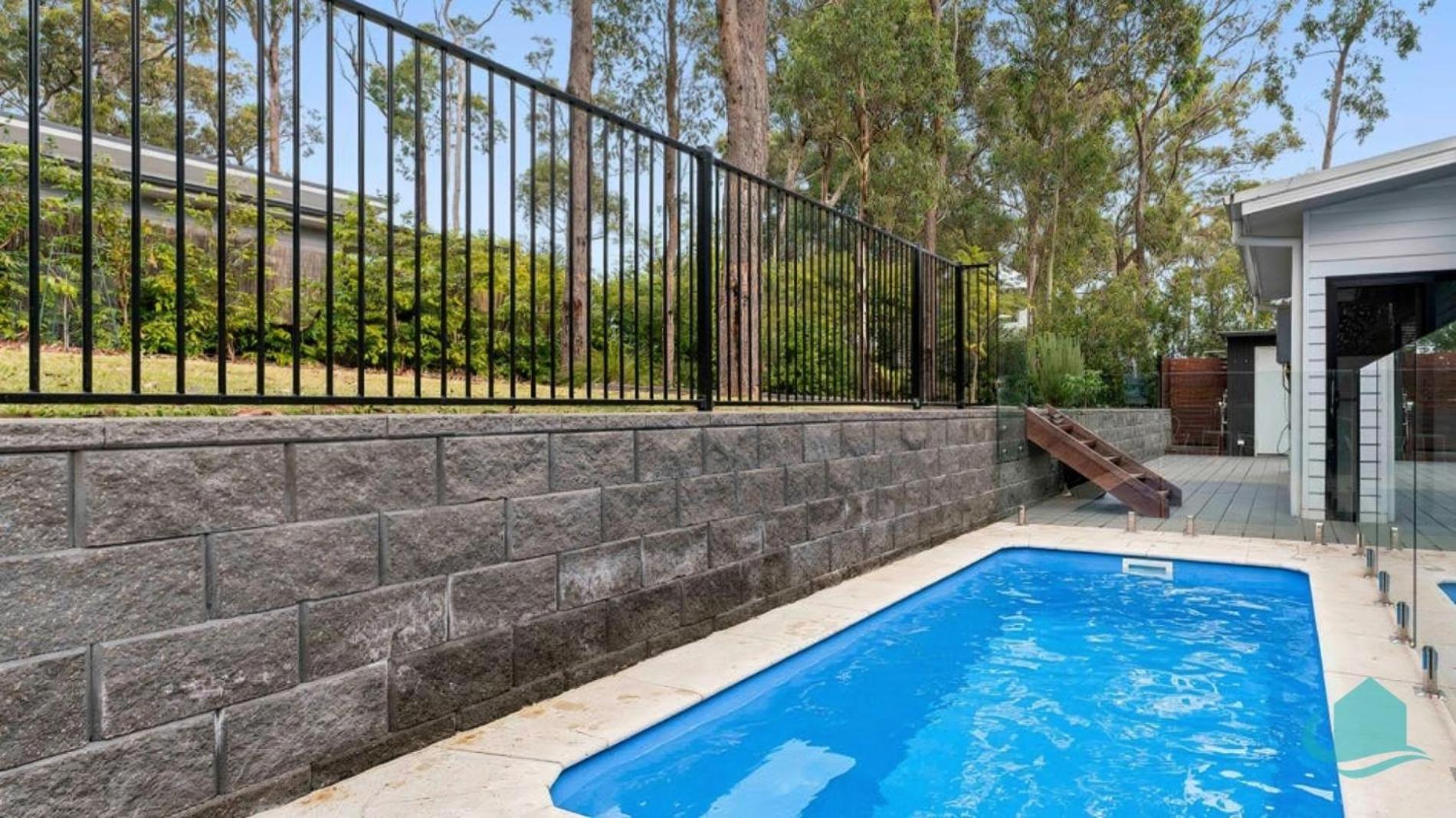 Lake Breeze - private pool