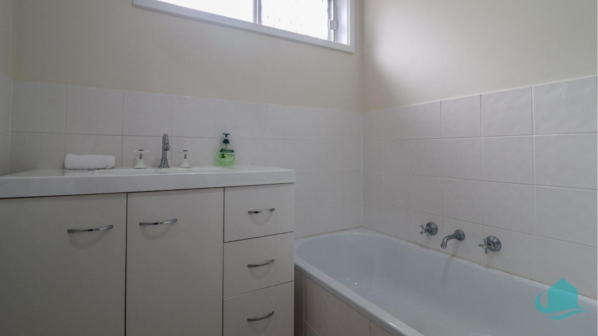 Caves Getaway - Pool, Air conditioned and close to the beach