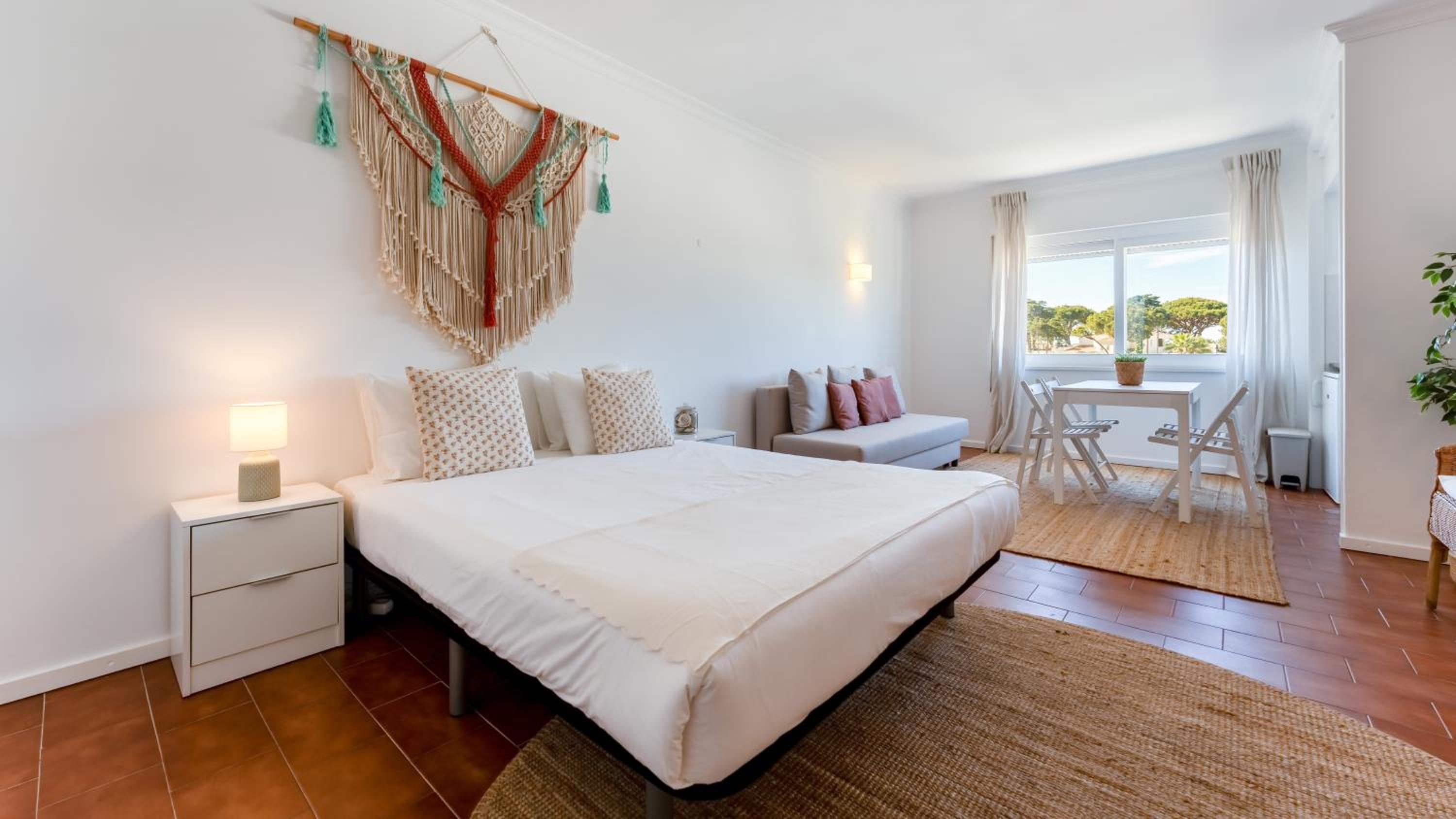 Stylish Studio With Pool by LovelyStay view 4