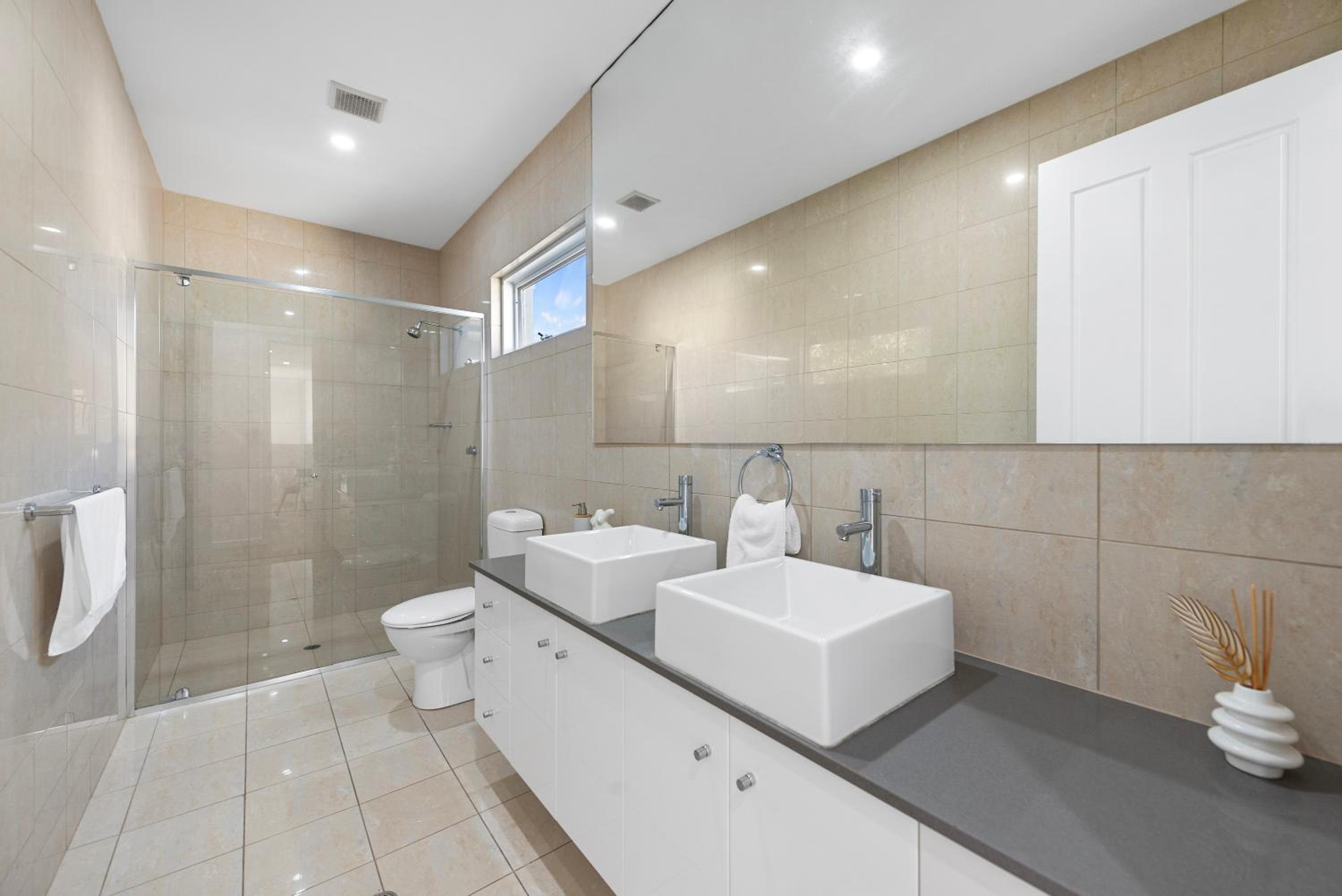Stylish Home, Family - Walk to Pub,Cafes, 1KM CBD!