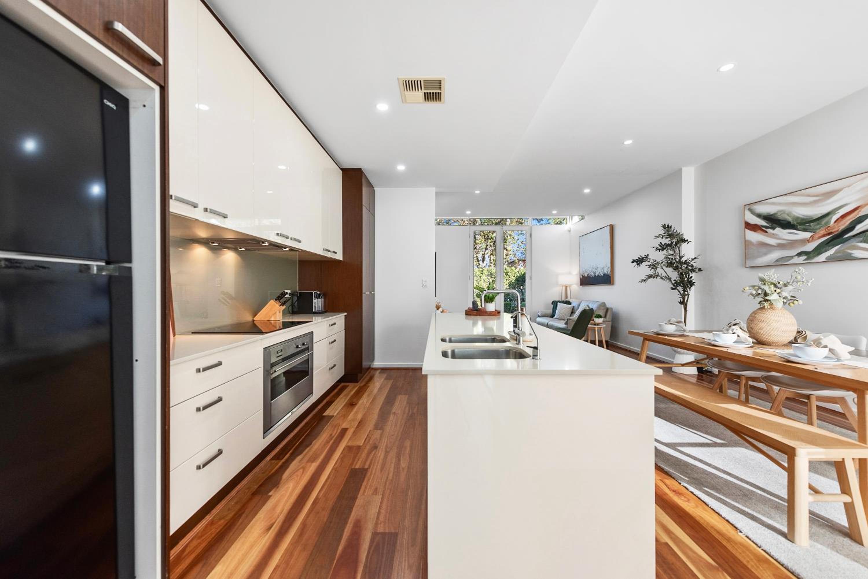 Stylish Home, Family - Walk to Pub,Cafes, 1KM CBD!