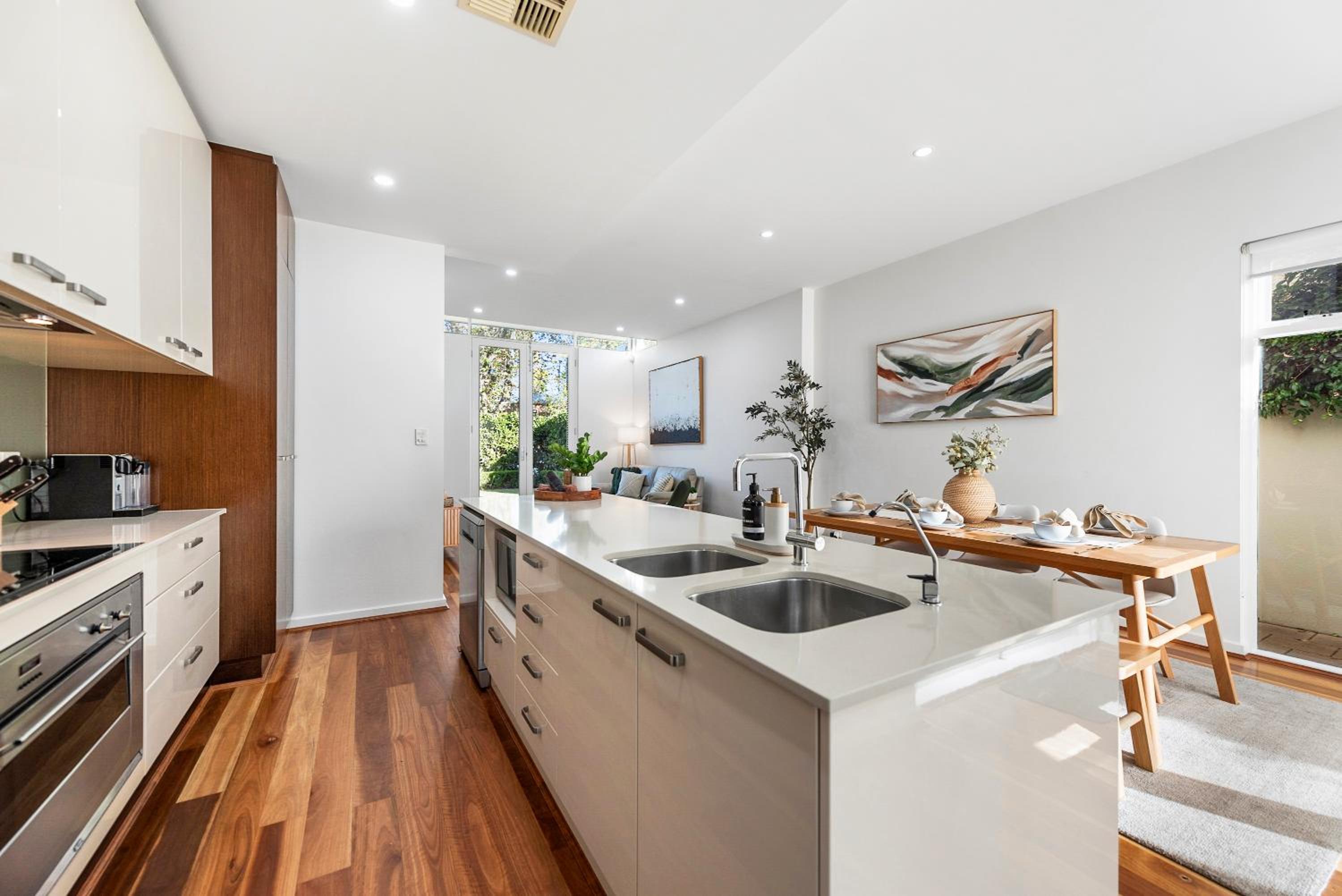 Stylish Home, Family - Walk to Pub,Cafes, 1KM CBD!