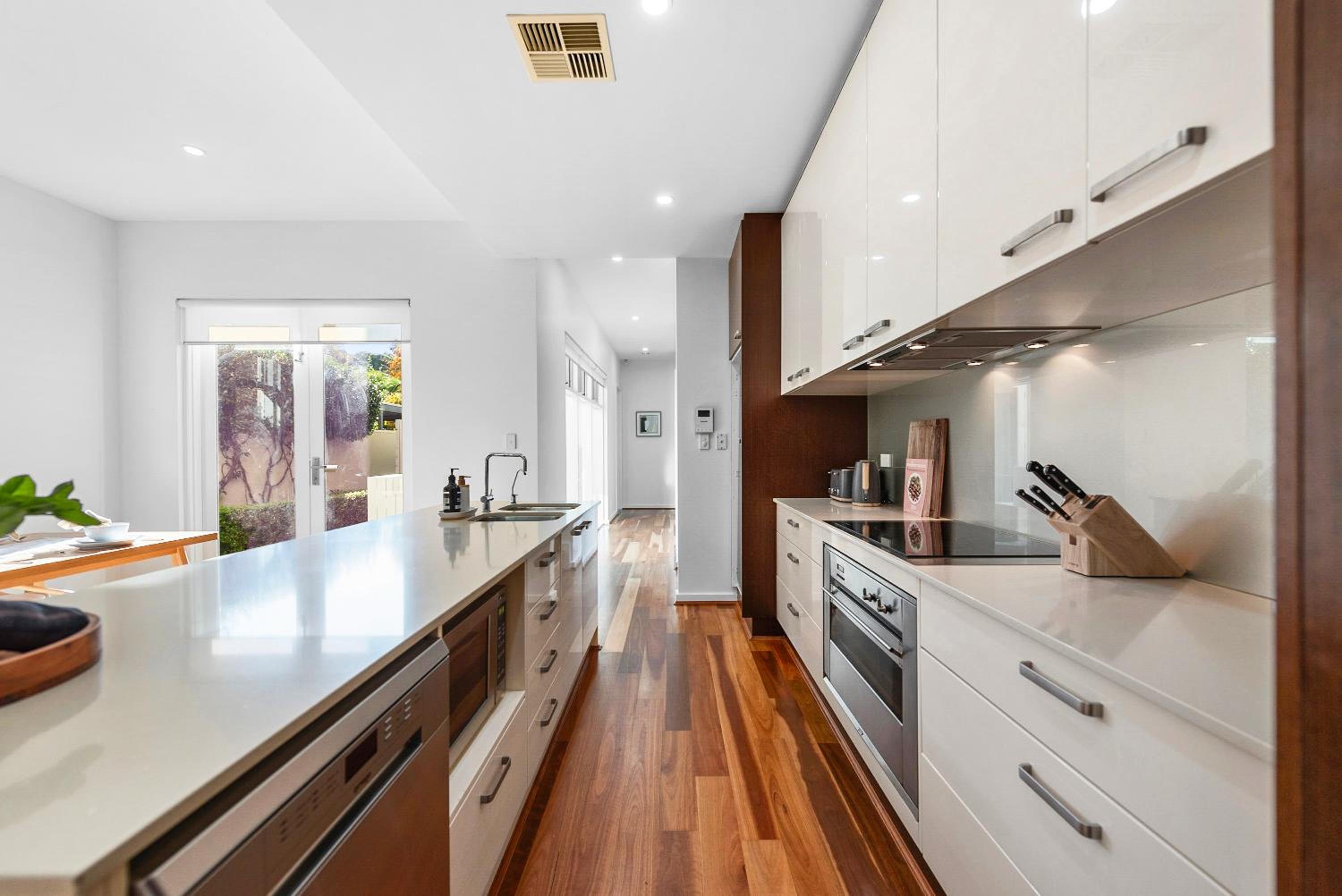 Stylish Home, Family - Walk to Pub,Cafes, 1KM CBD!