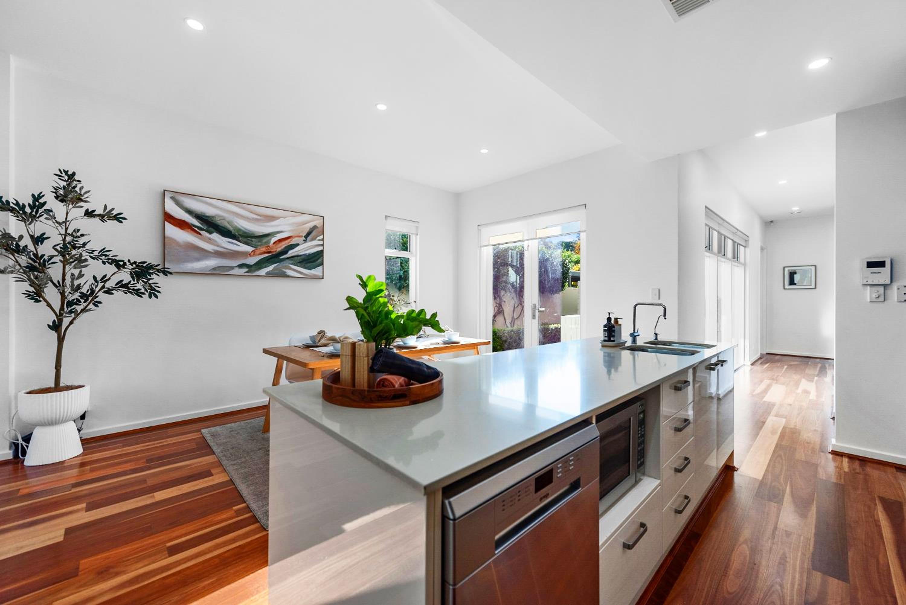 Stylish Home, Family - Walk to Pub,Cafes, 1KM CBD!