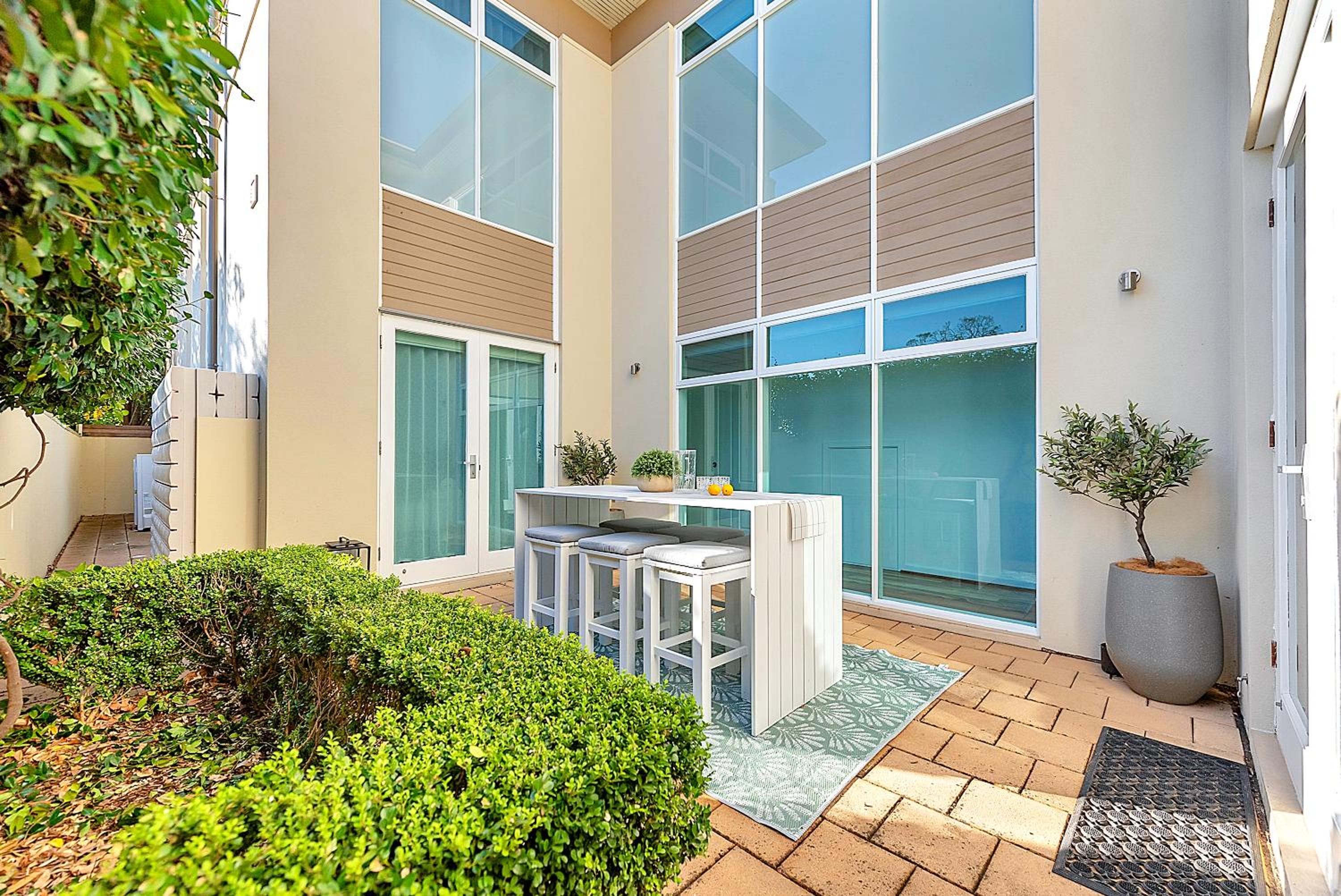 Stylish Home, Family - Walk to Pub,Cafes, 1KM CBD!