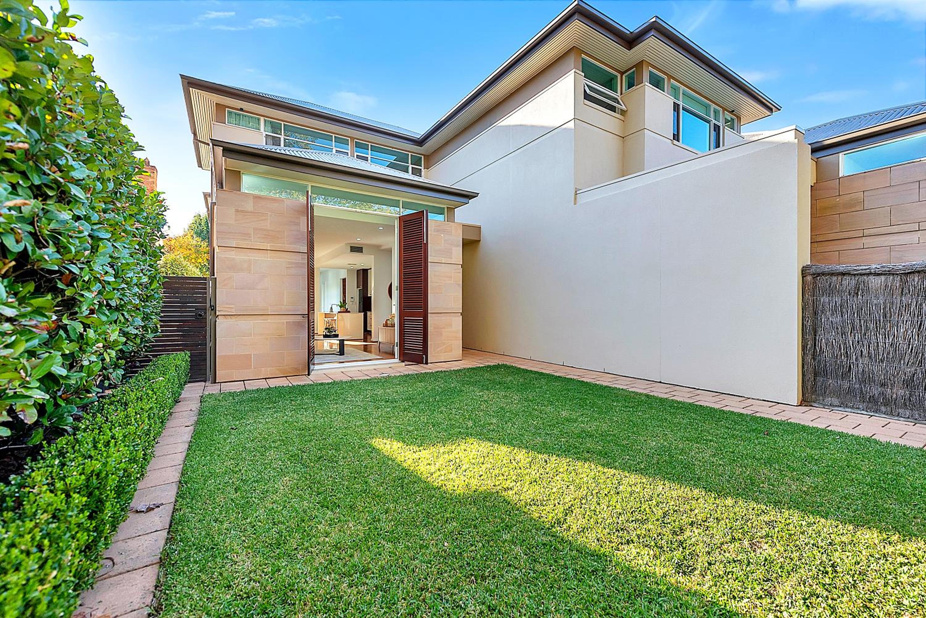 Stylish Home, Family - Walk to Pub,Cafes, 1KM CBD!