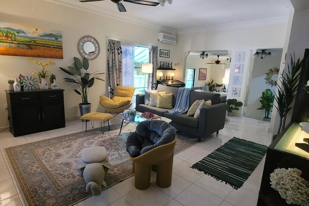 The FUN House- 3 bedrooms, pool table & LOTs more
