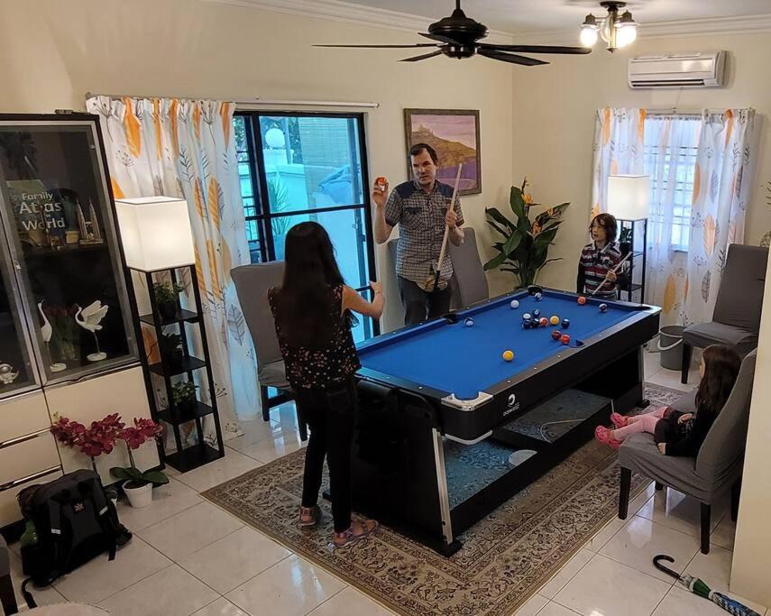 The FUN House- 3 bedrooms, pool table & LOTs more